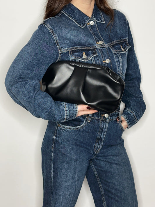 Puffy Bag nero borsa a mano in pelle italiana indossata