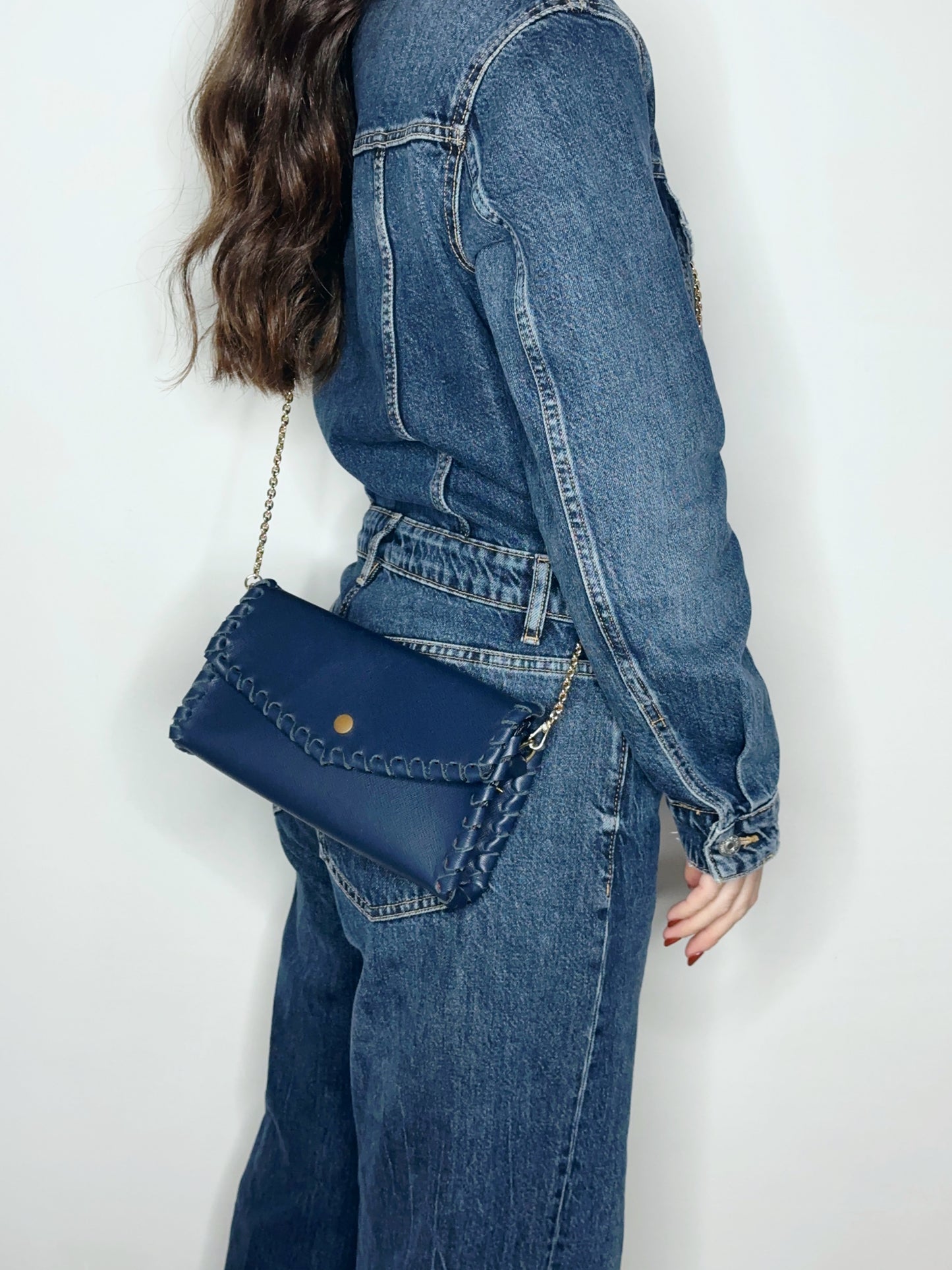 Baguette Bag blu borsa indossata a tracolla in pelle italiana laterale