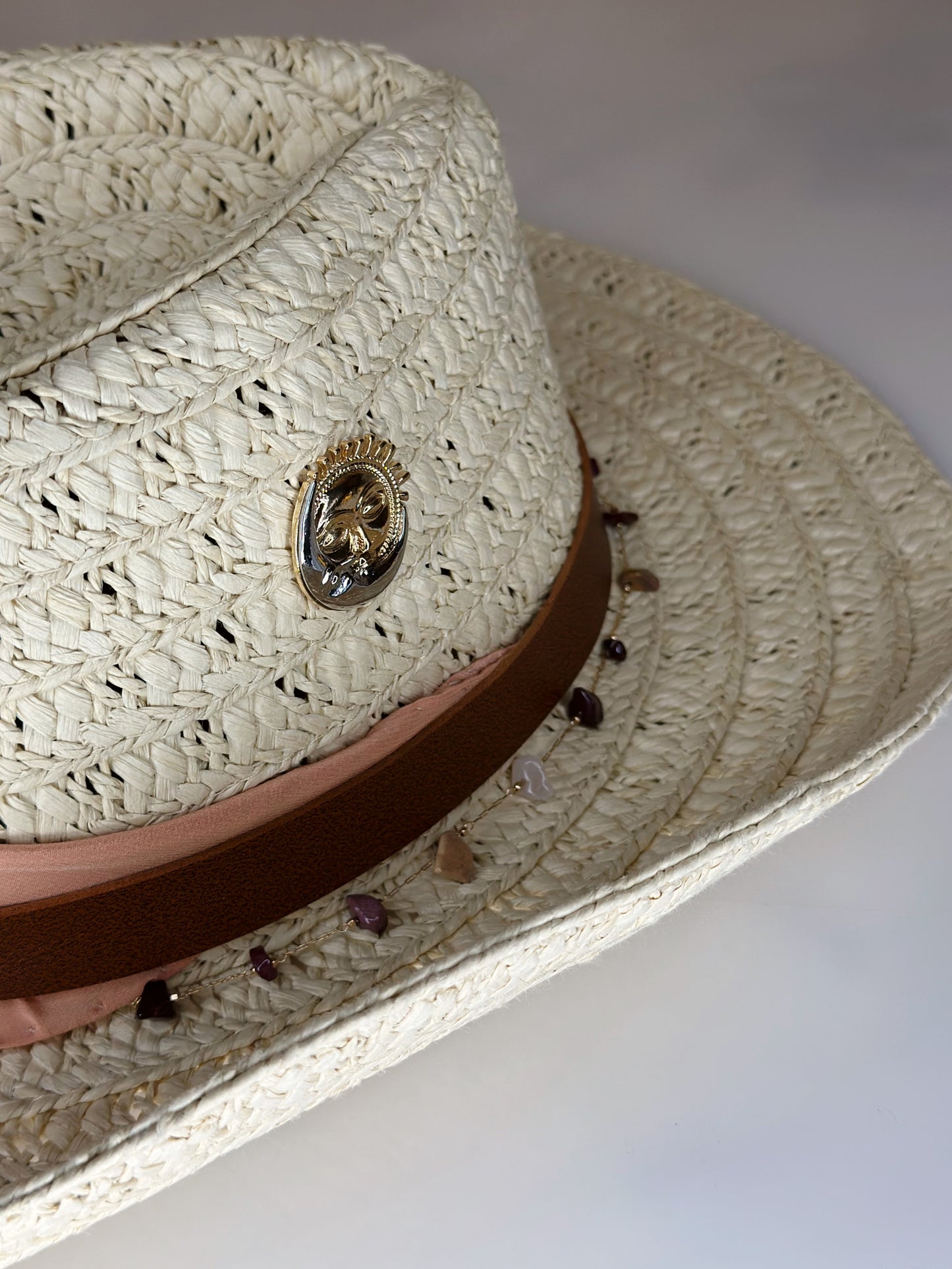 Cappello Western Paglia Rosa dettaglio charms Ruj Heritage