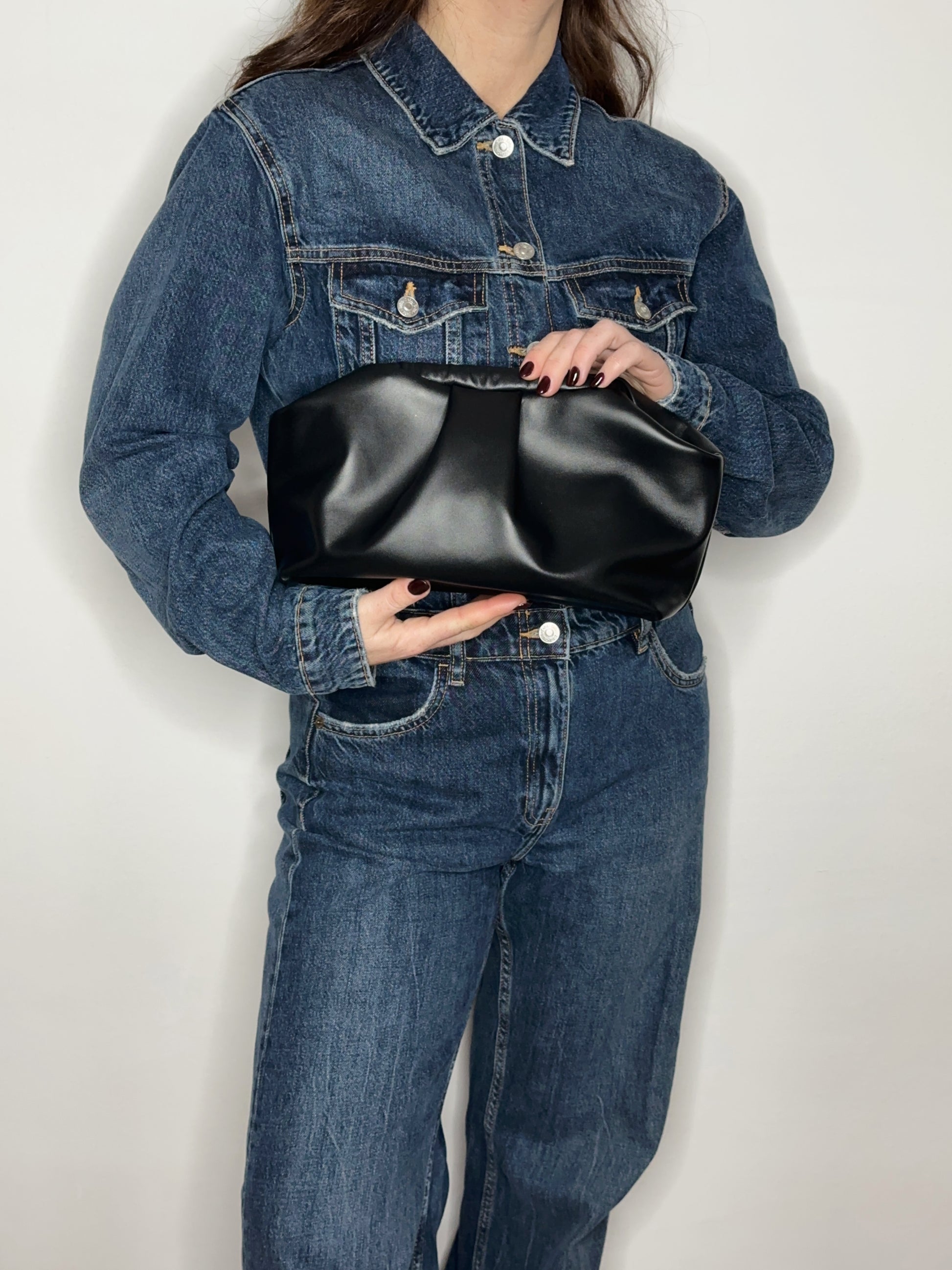 Puffy Bag nero borsa a mano in pelle italiana indossata fronte