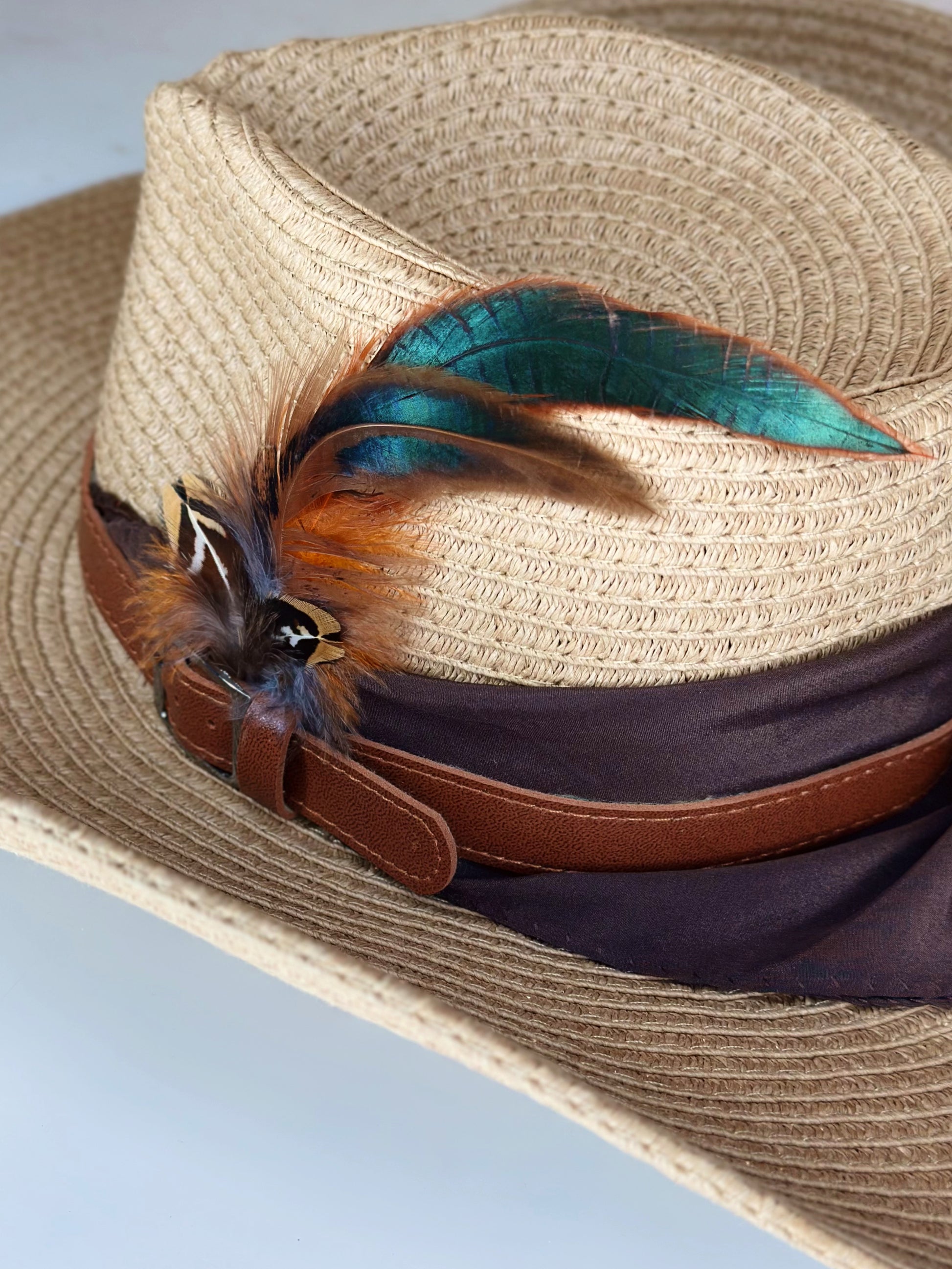 Cappello Western Paglia Cioccolato dettaglio piume Ruj Heritage