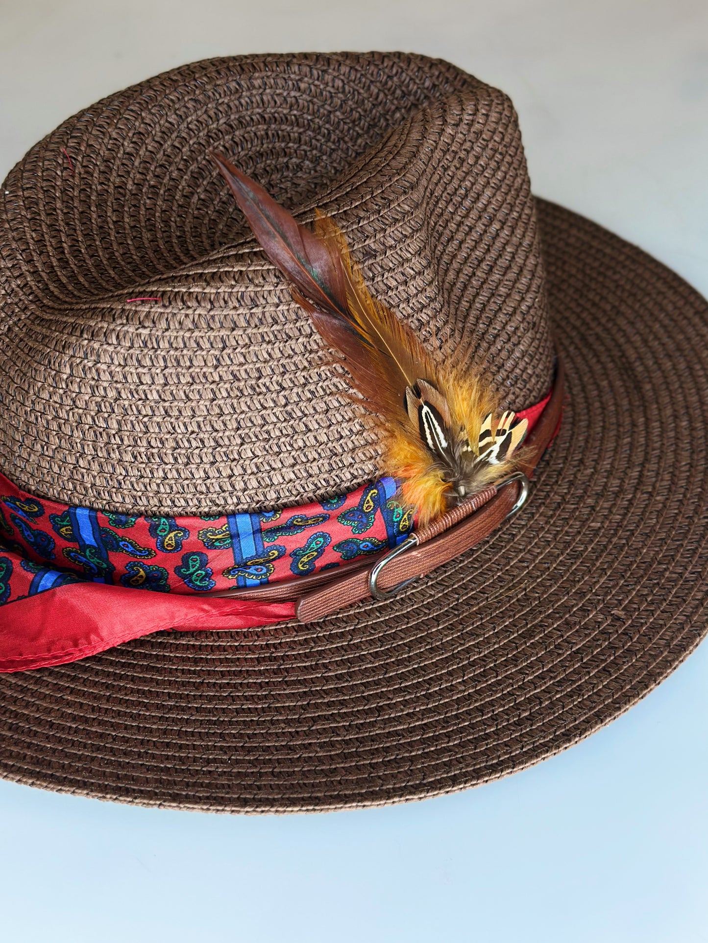 Cappello Fedora Paglia Rosso lato sx dettaglio piuma Ruj Heritage