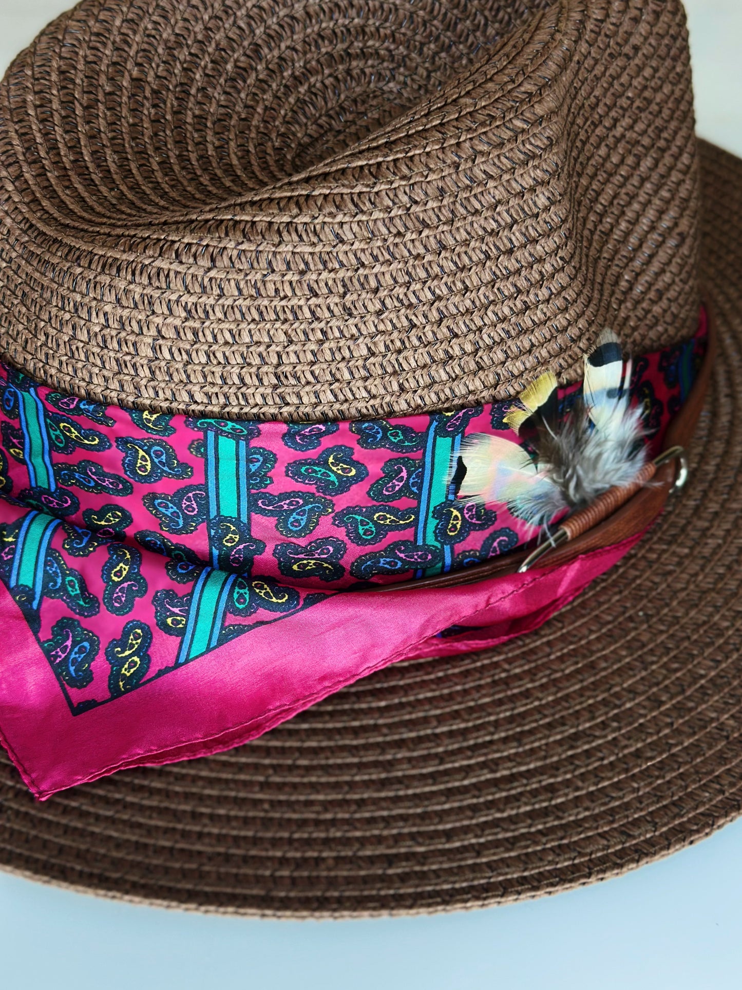 Cappello Fedora Paglia Fucsia lato posteriore foulard Ruj Heritage