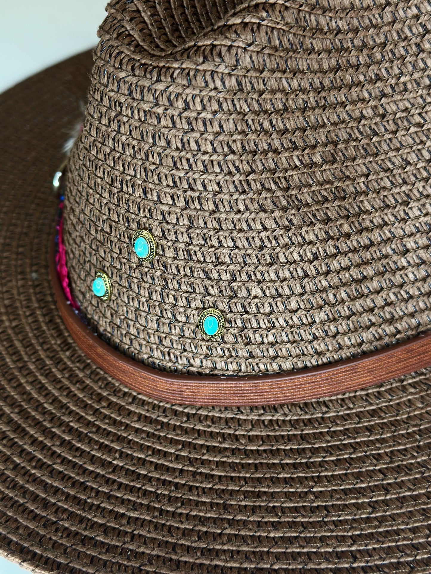 Cappello Fedora Paglia Fucsia dettaglio pietre Ruj Heritage