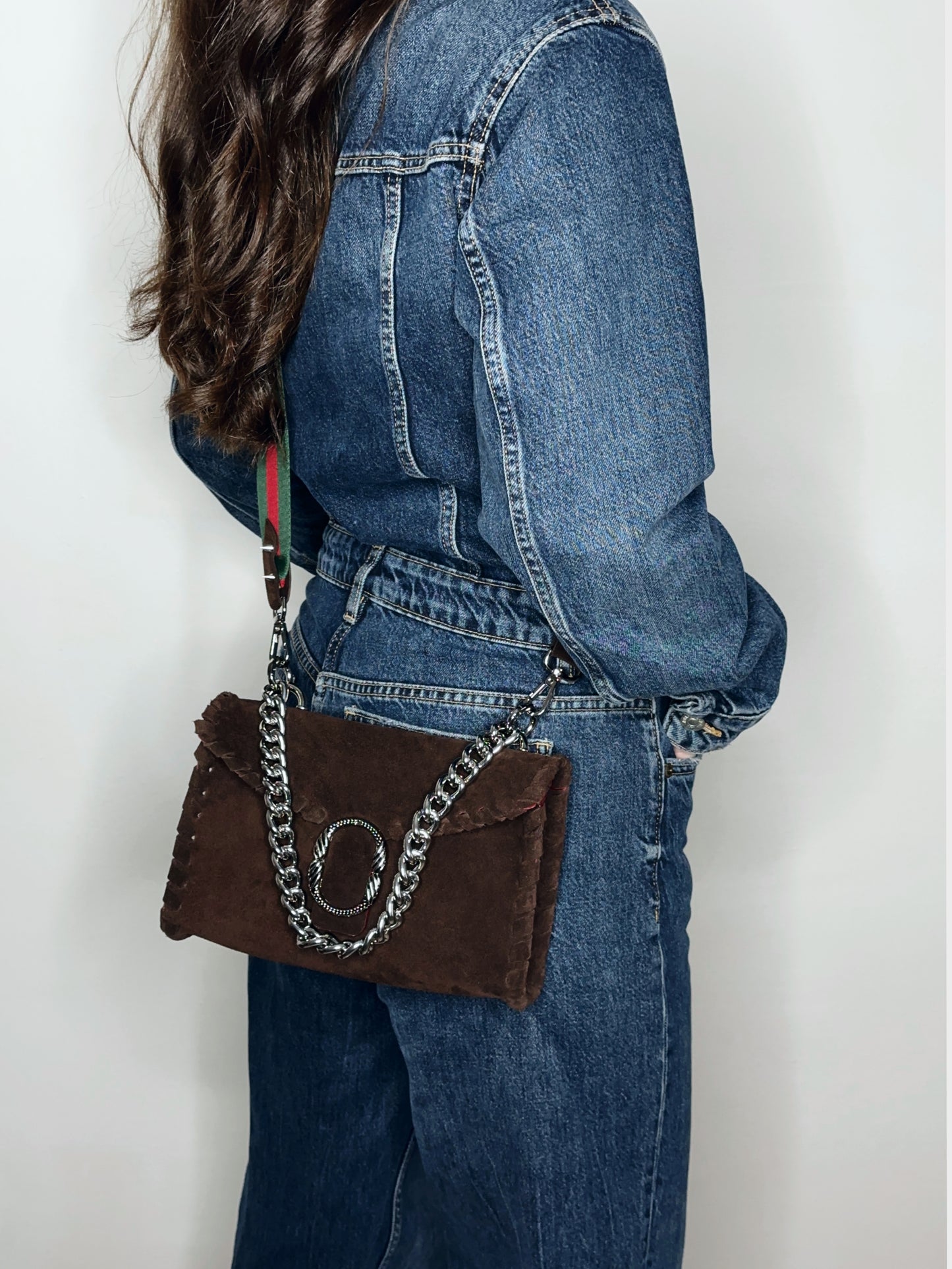 Mini Shoulder Bag suede cioccolato marrone borsa a tracolla italiana indossata laterale