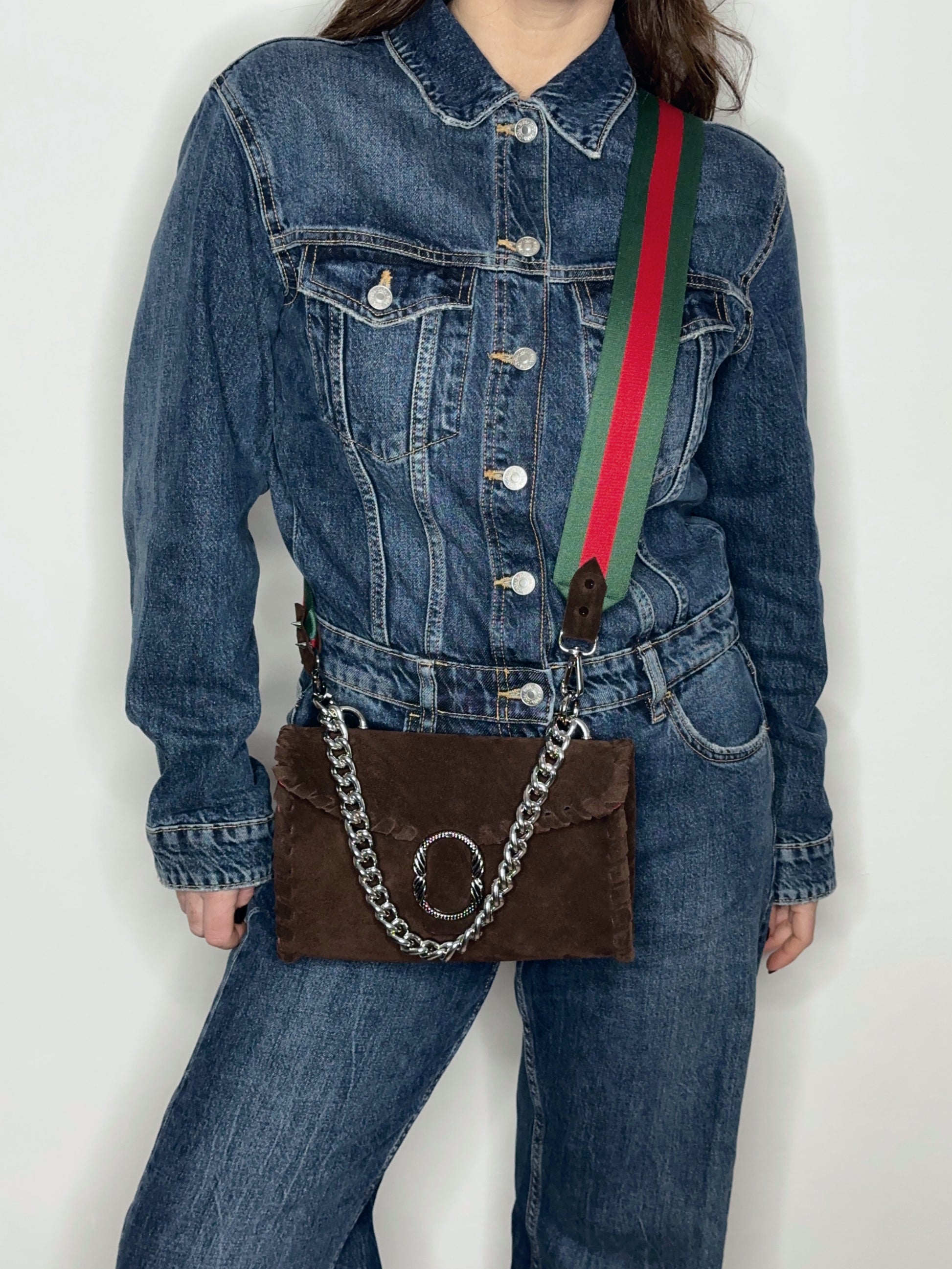 Mini Shoulder Bag suede cioccolato marrone borsa in suede italiana indossata a tracolla