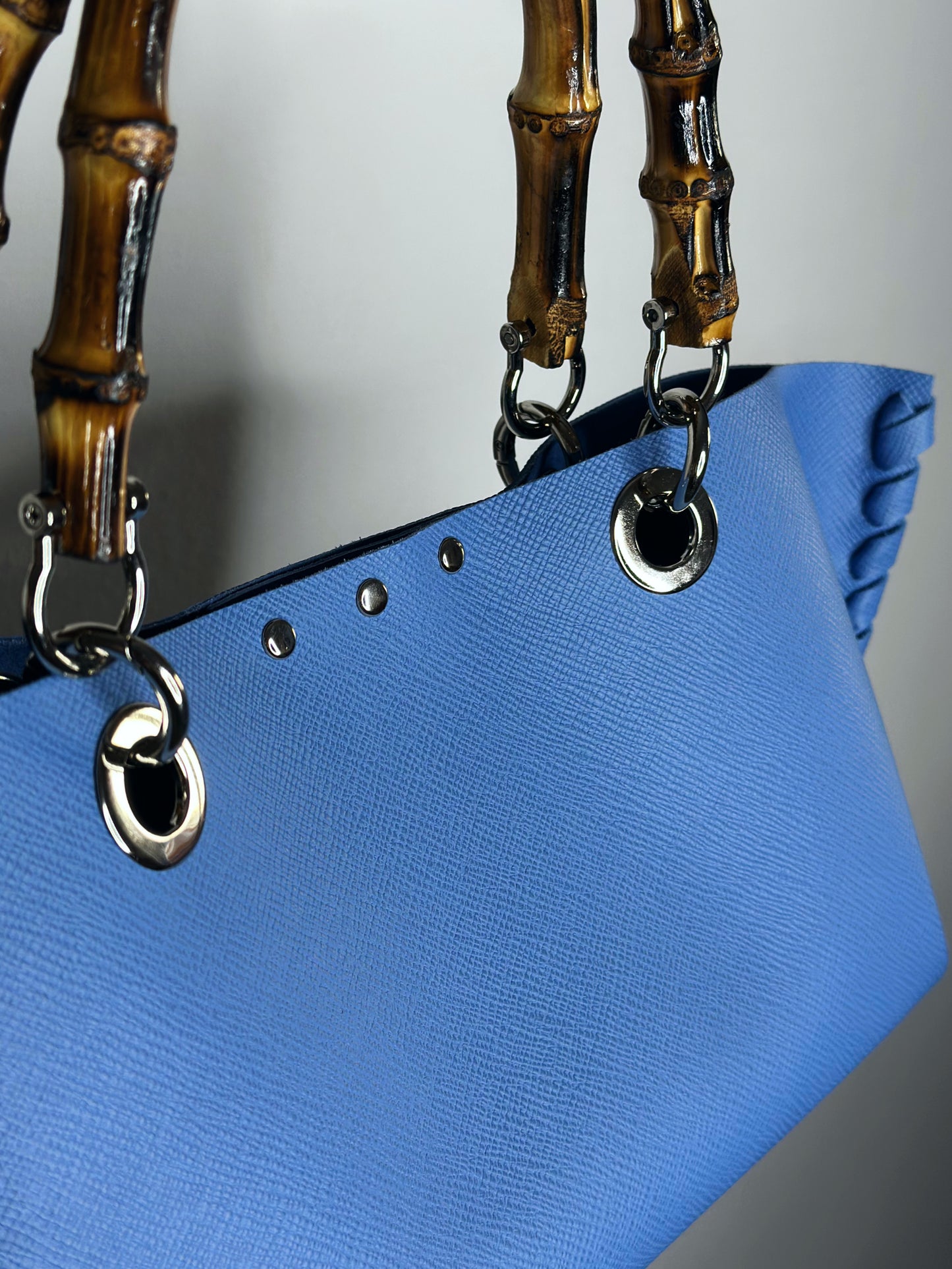 Borsa Mini Picnic celeste in pelle dettaglio con bambù Ruj Heritage