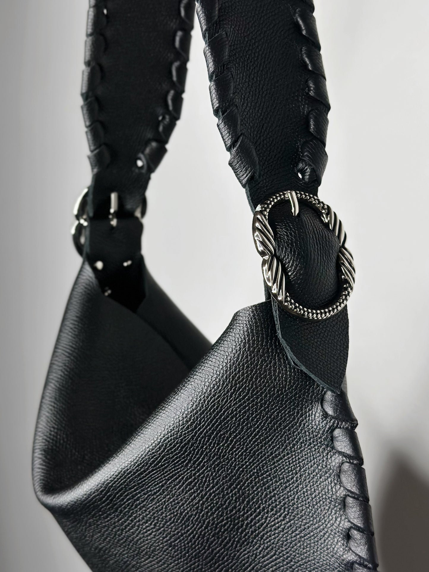 Borsa Hobo nera in pelle dettaglio Ruj Heritage
