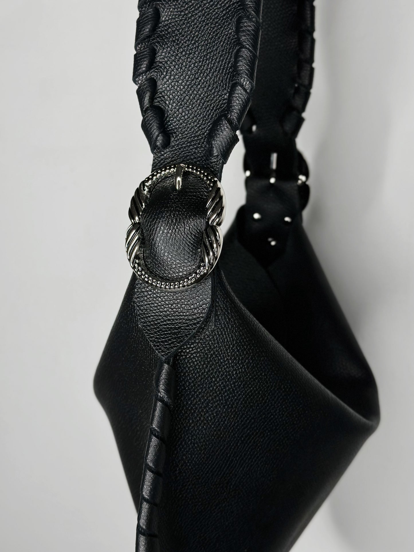Borsa Hobo nera in pelle dettaglio lato Ruj Heritage