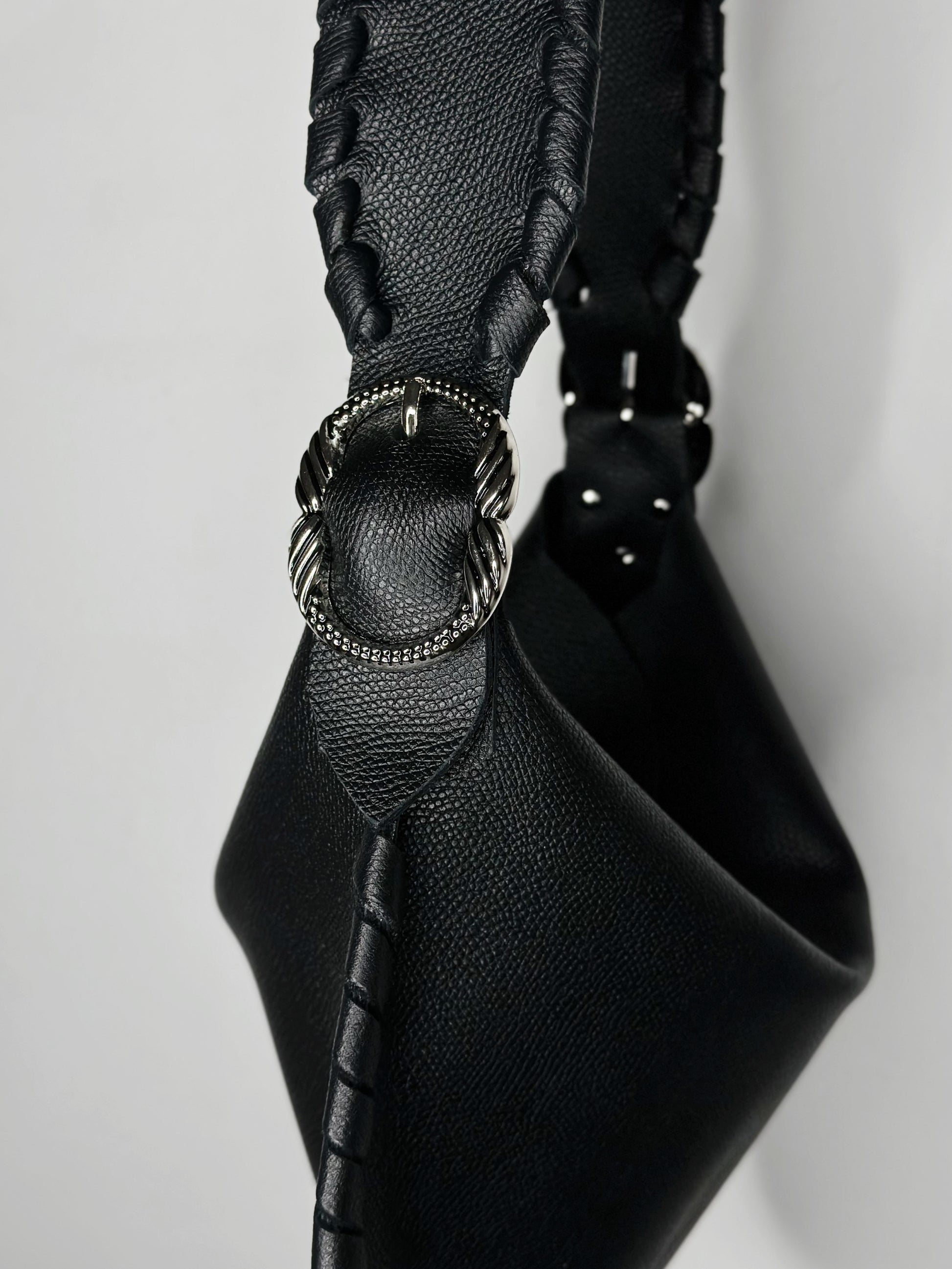 Borsa Hobo nera in pelle dettaglio lato Ruj Heritage