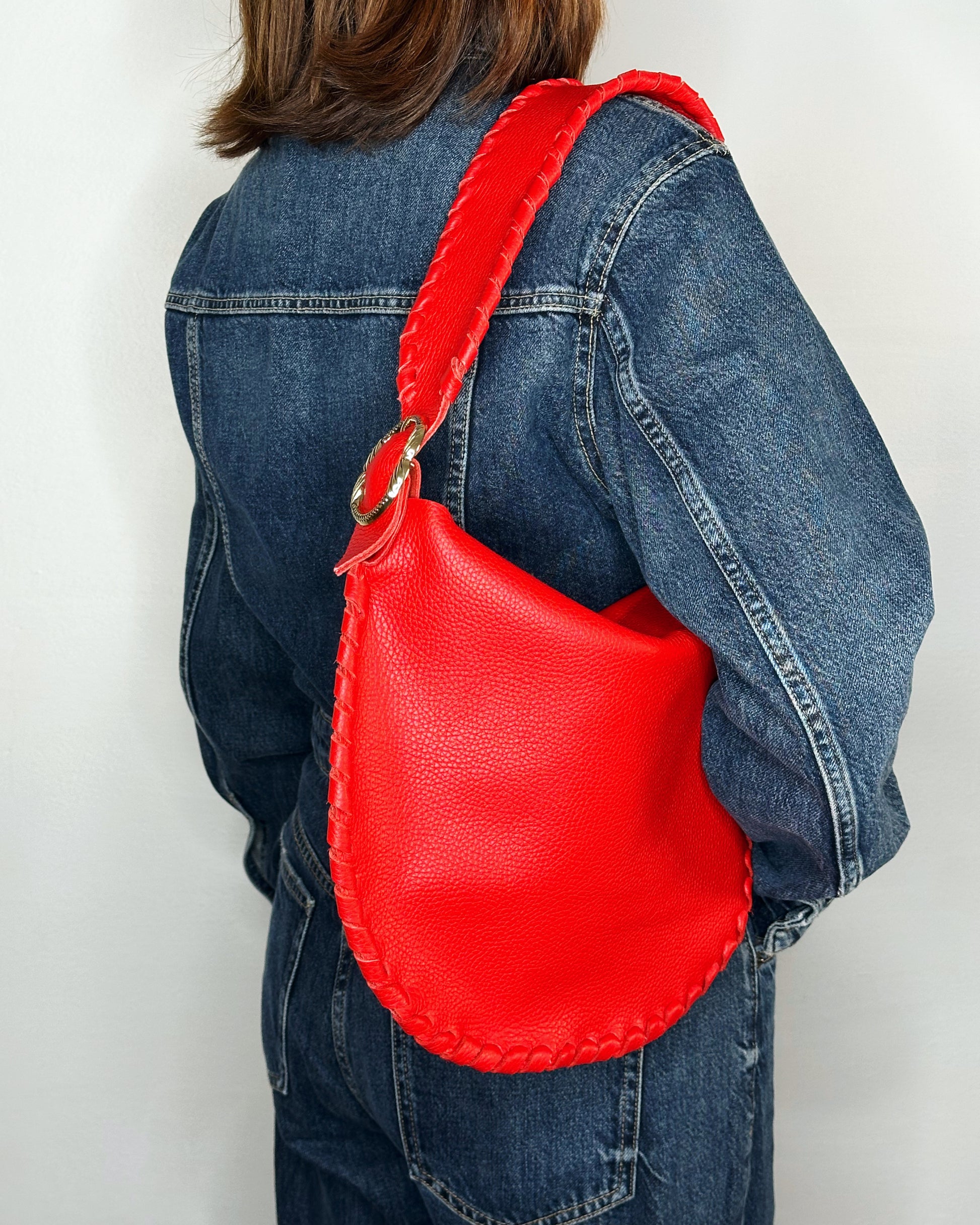 Borsa Hobo rossa in pelle lato indossata Ruj Heritage