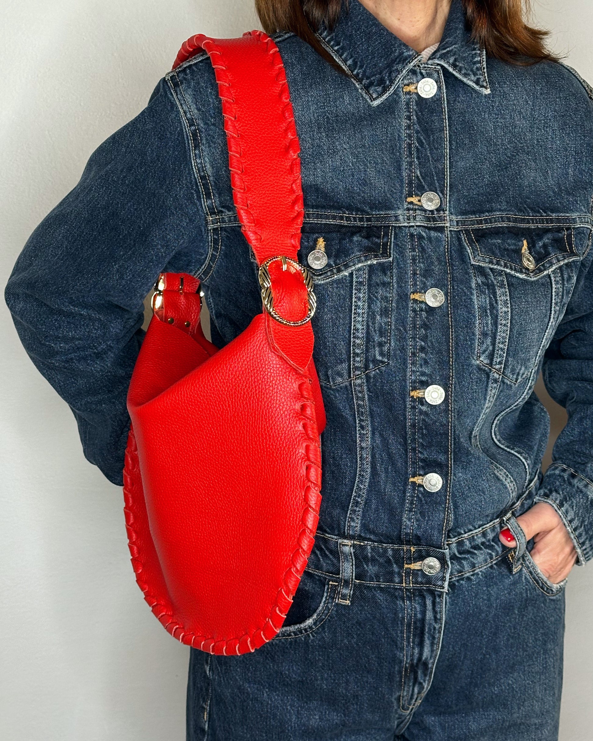 Borsa Hobo rossa in pelle lato indossata a spalla Ruj Heritage