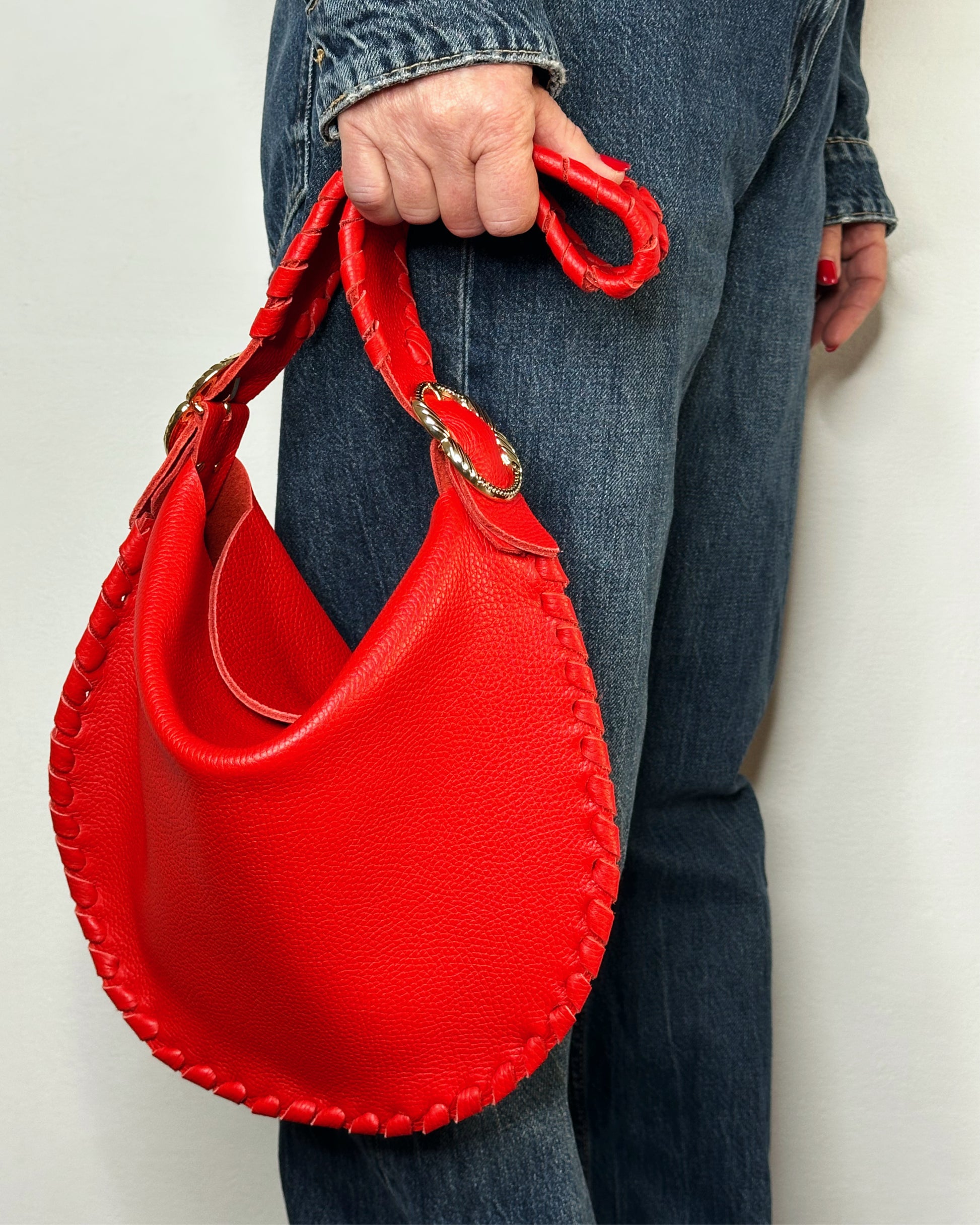 Borsa Hobo rossa in pelle lato indossata a mano Ruj Heritage