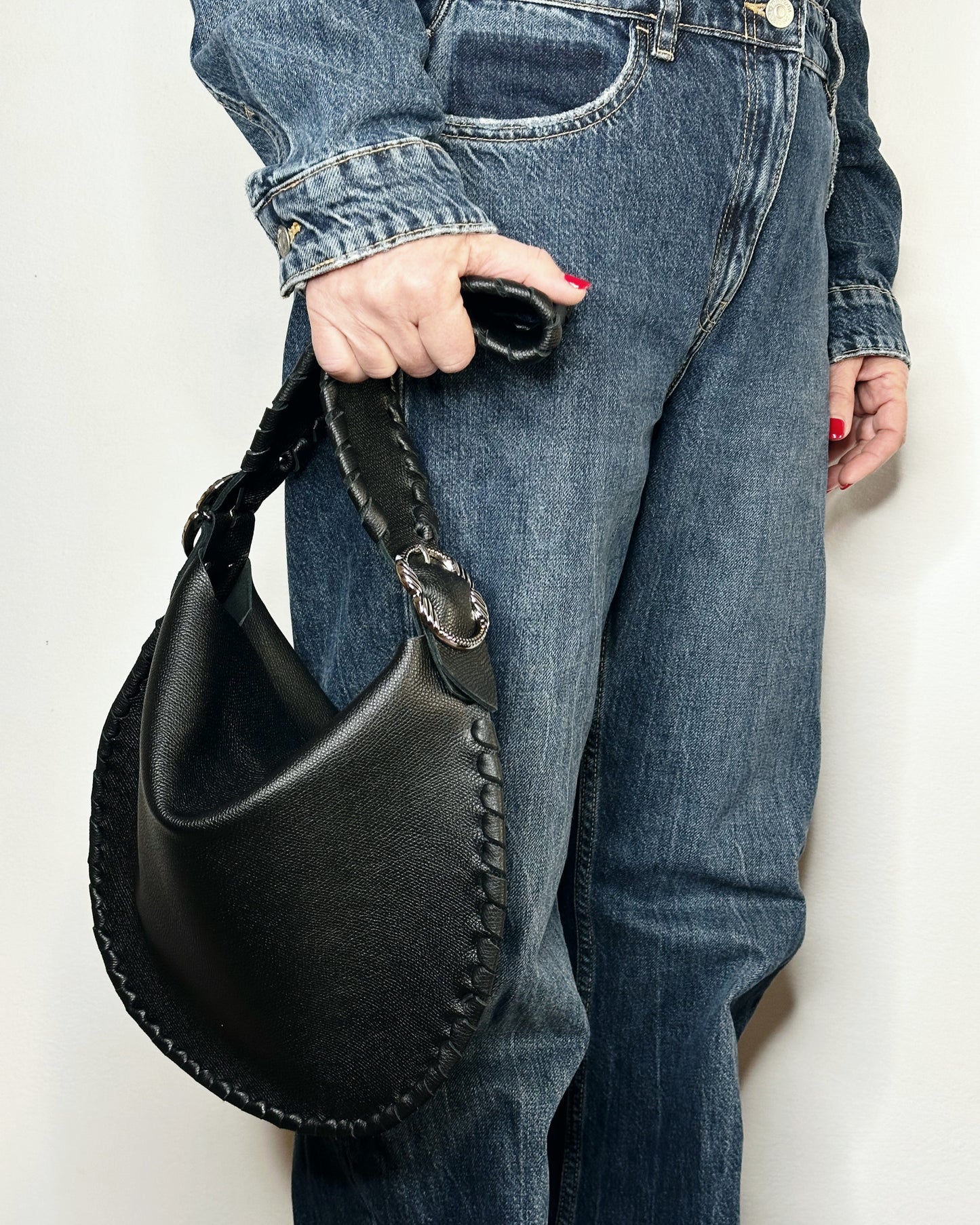 Borsa Hobo nera in pelle indossata a mano dettaglio Ruj Heritage