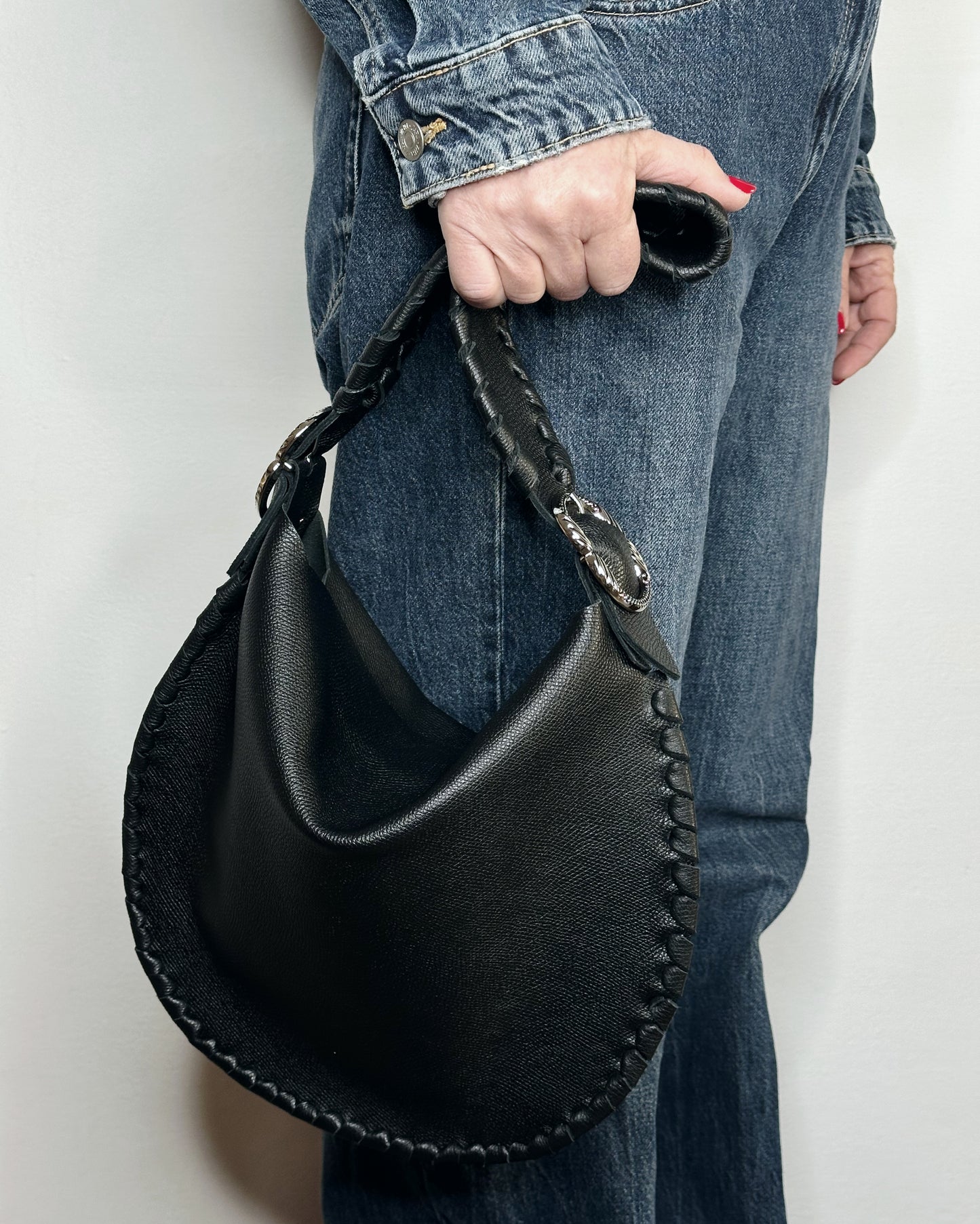 Borsa Hobo nera in pelle a mano indossta Ruj Heritage