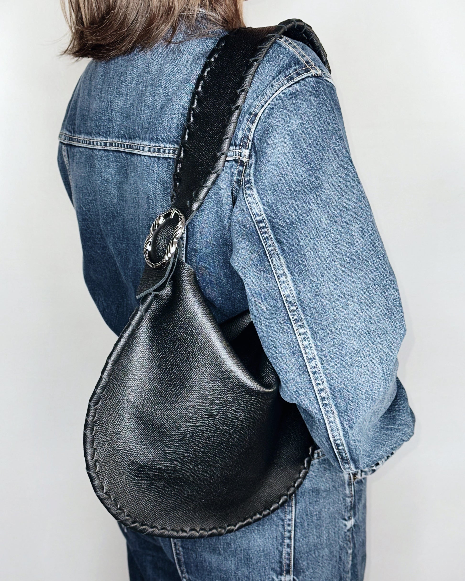 Borsa Hobo nera in pelle lato indossata Ruj Heritage