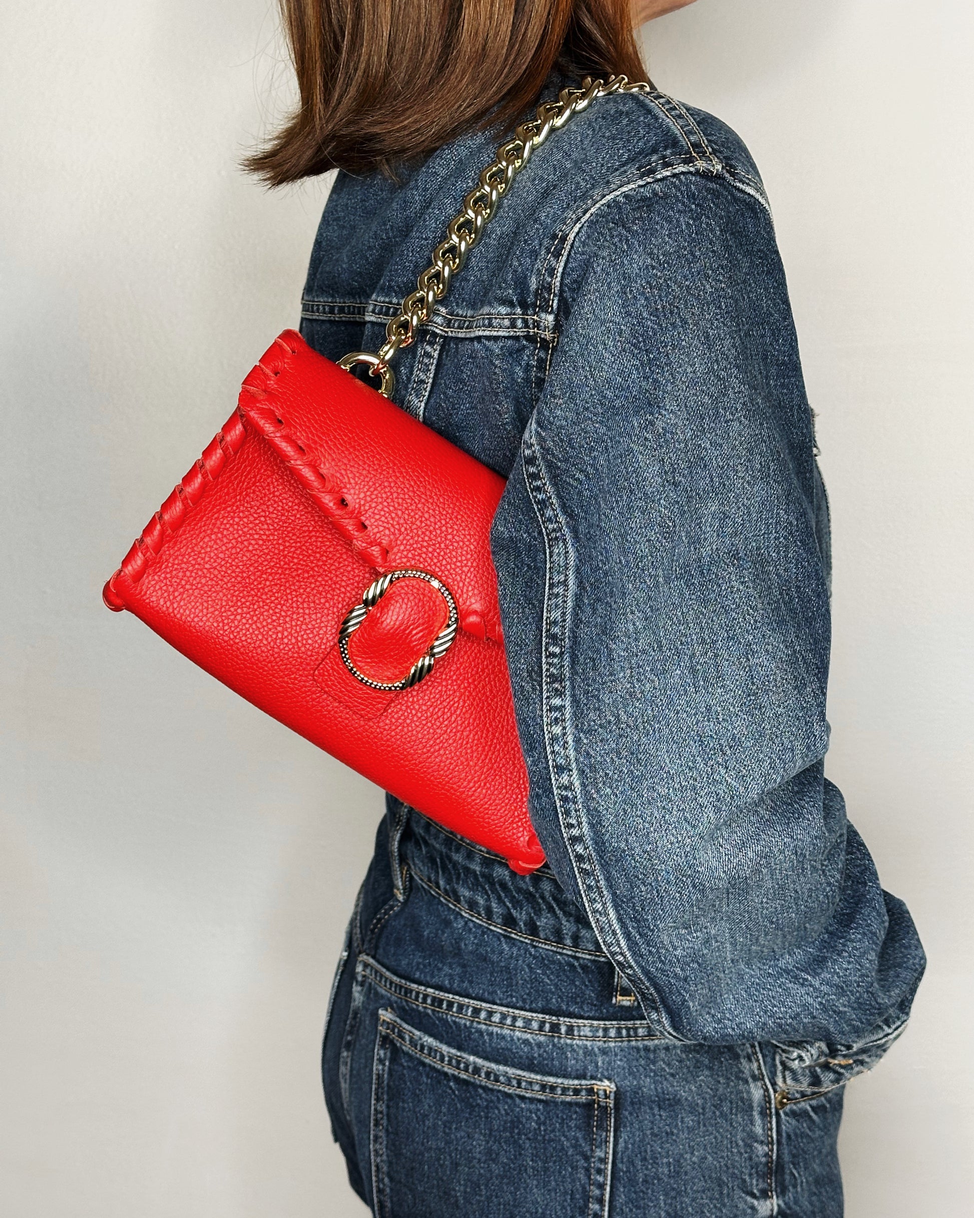 Borsa Mini Shoulder rossa lato indossata Ruj Heritage