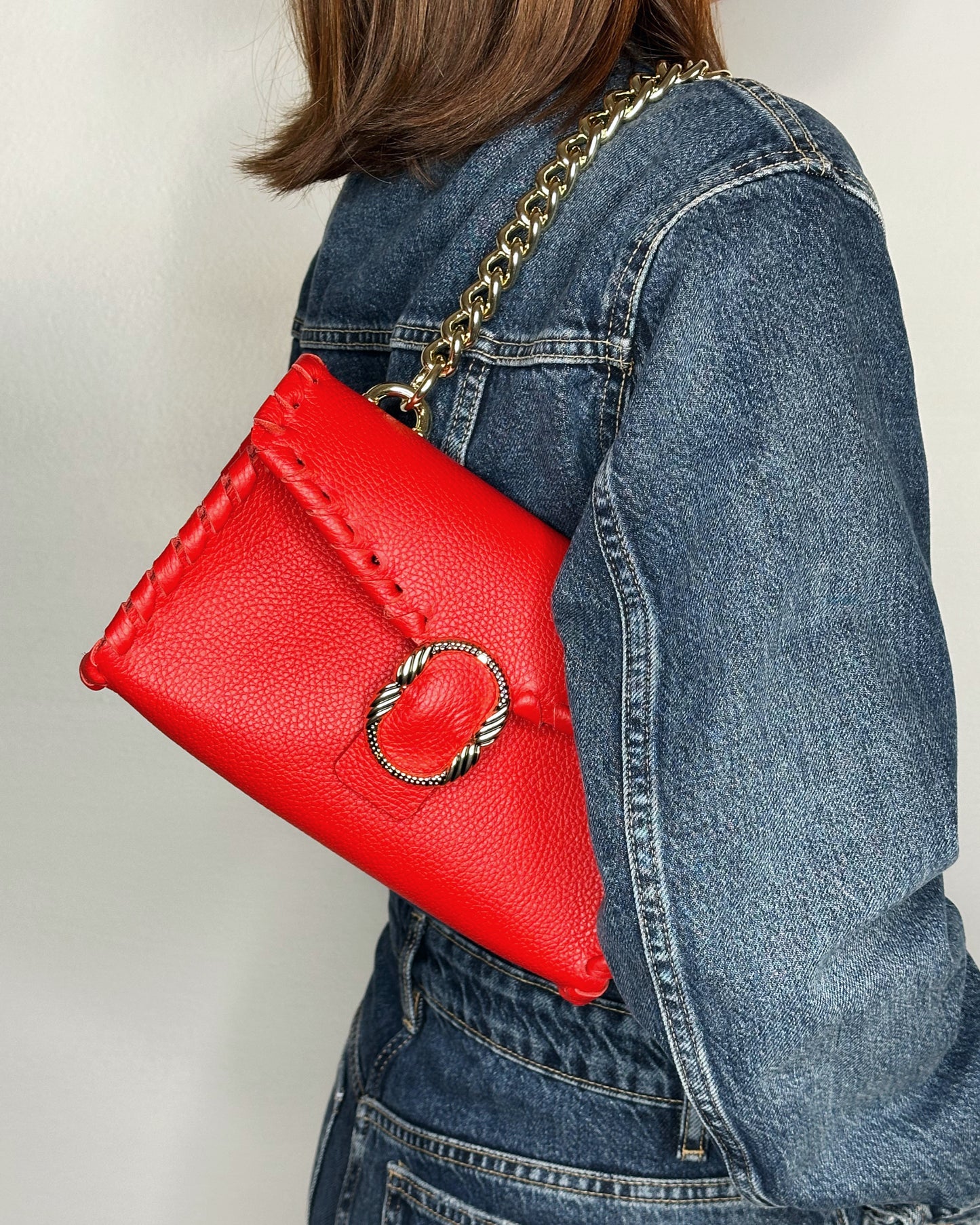 Borsa Mini Shoulder rossa lato indossata dettaglio Ruj Heritage