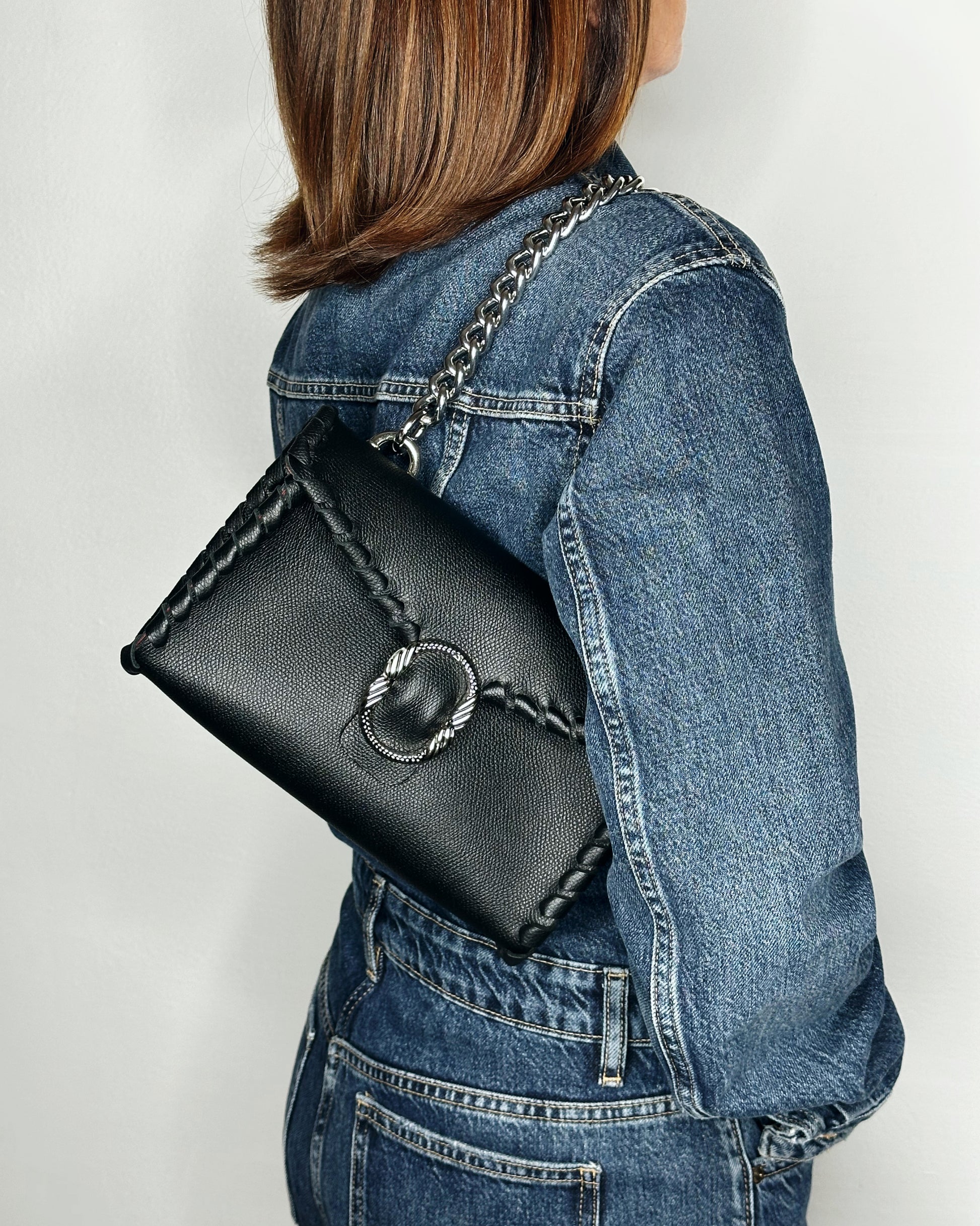 Borsa Mini Shoulder nera in pelle indossata lato Ruj Heritage
