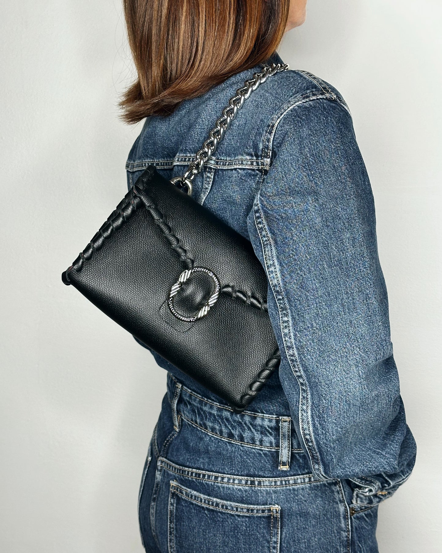Borsa Mini Shoulder nera in pelle indossata lato a spalla Ruj Heritage