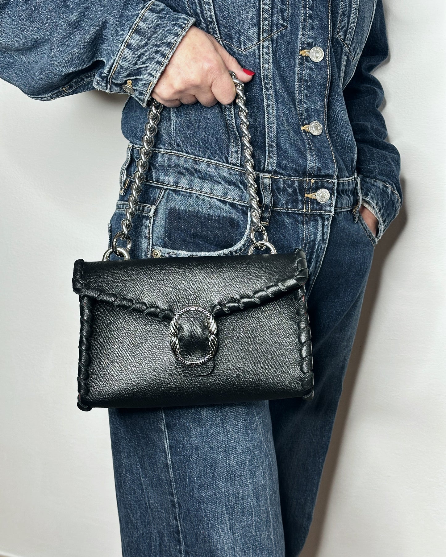 Borsa Mini Shoulder nera in pelle indossata fronte a mano Ruj Heritage