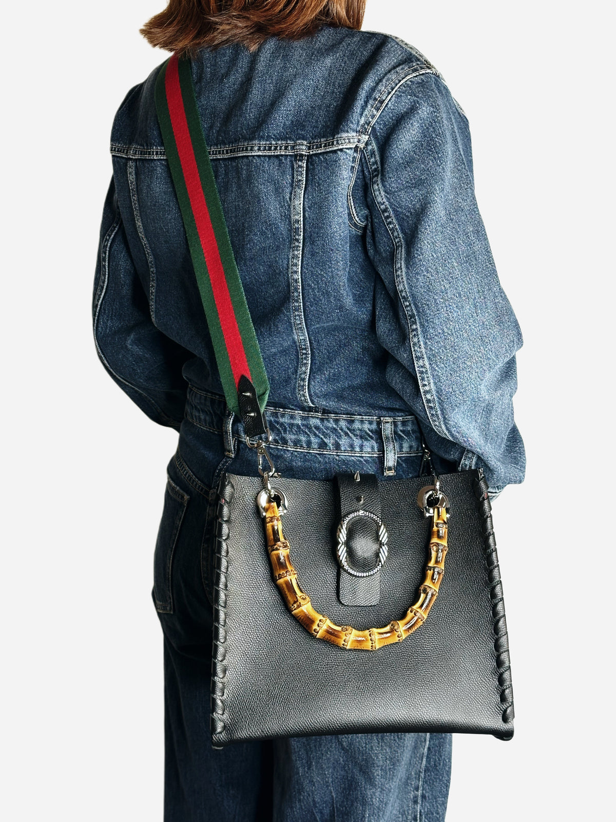 Bamboo Bag in pelle nera indossata a tracolla Ruj Heritage