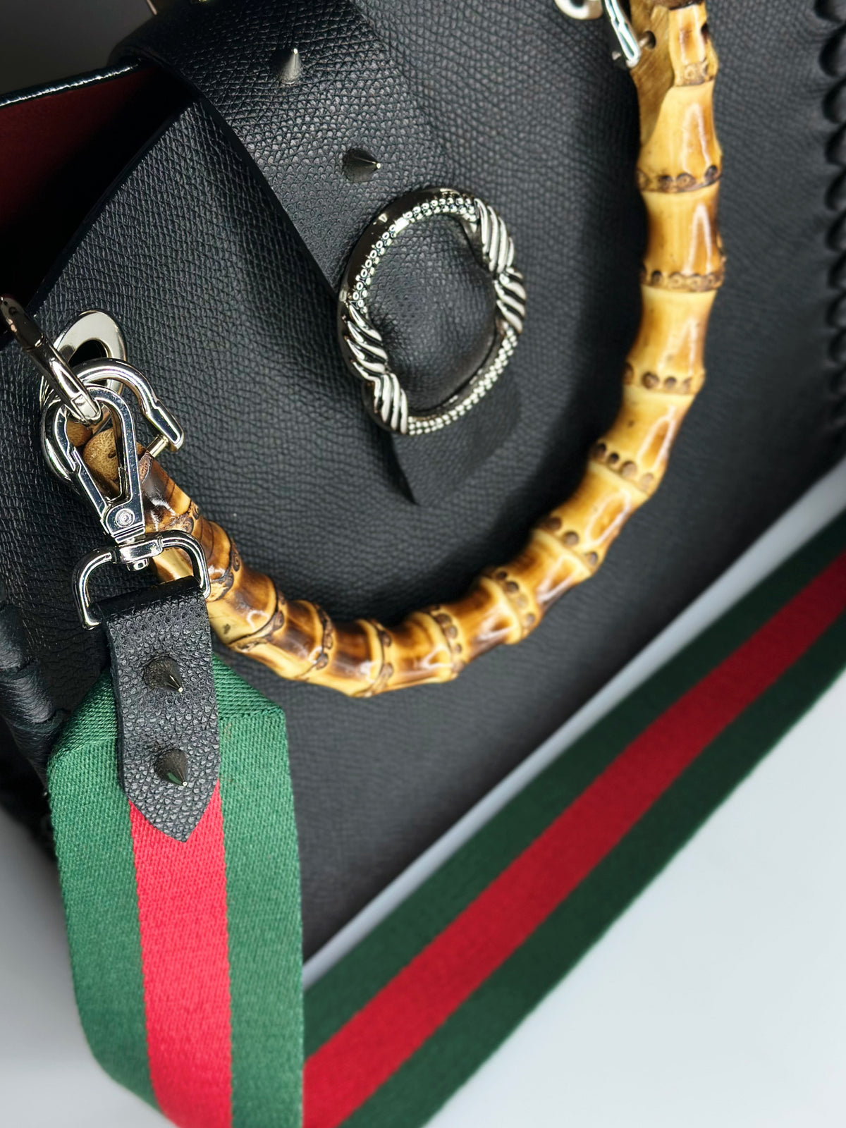 Bamboo Bag in pelle nera dettaglio tracolla Ruj Heritage