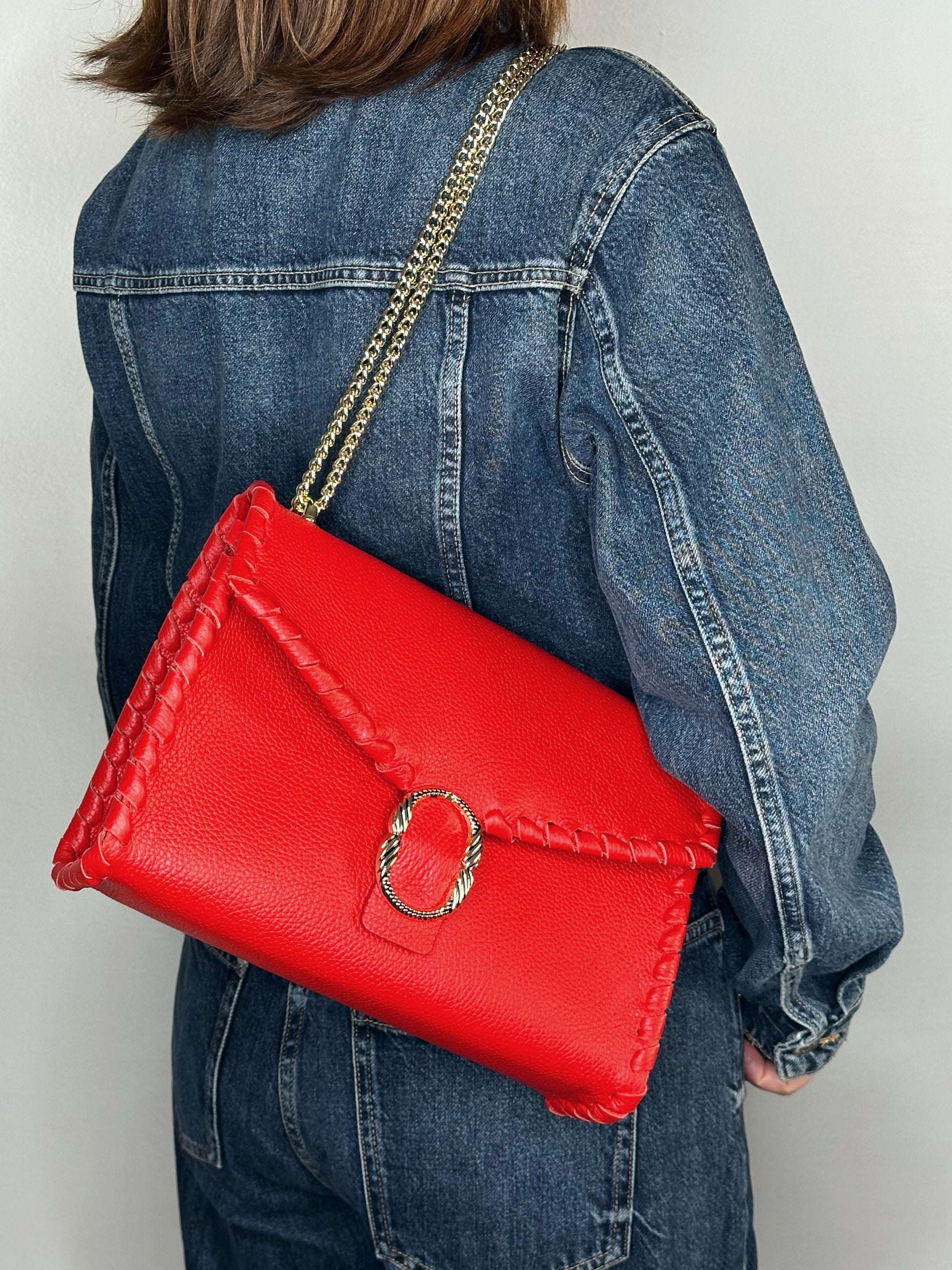 Borsa Shoulder rossa in pelle indossata a spalla Ruj Heritage
