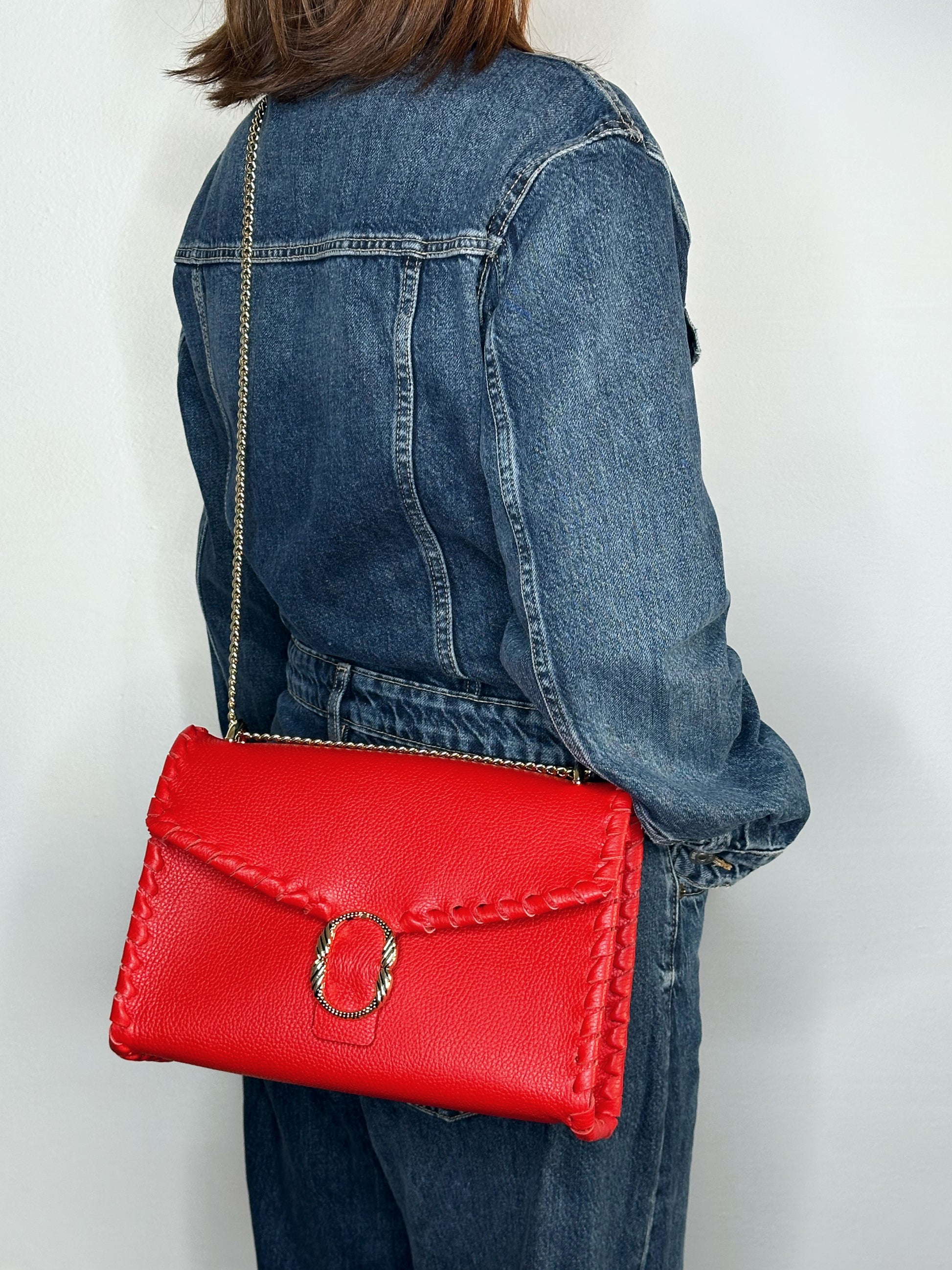 Borsa Shoulder rossa in pelle indossata a tracolla Ruj Heritage