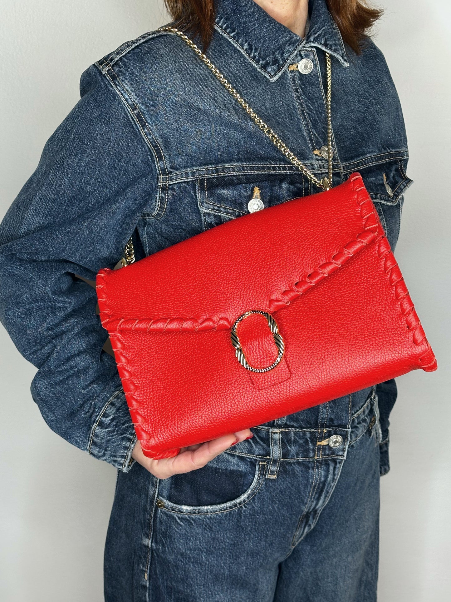 Borsa Shoulder rossa in pelle indossata a doppia spalla Ruj Heritage