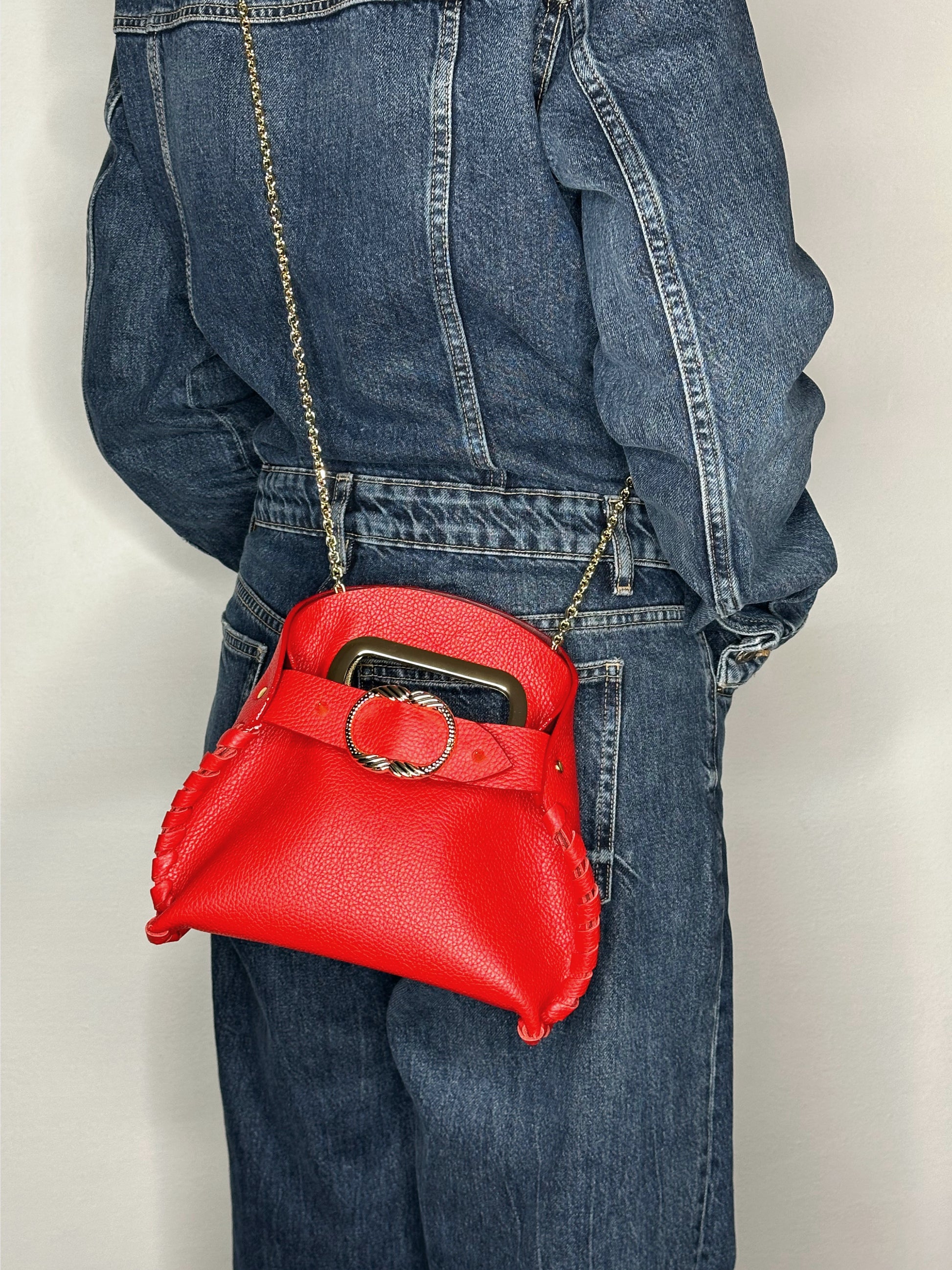 Mini Madeleine Bag in pelle rossa indossata a tracolla Ruj Heritage