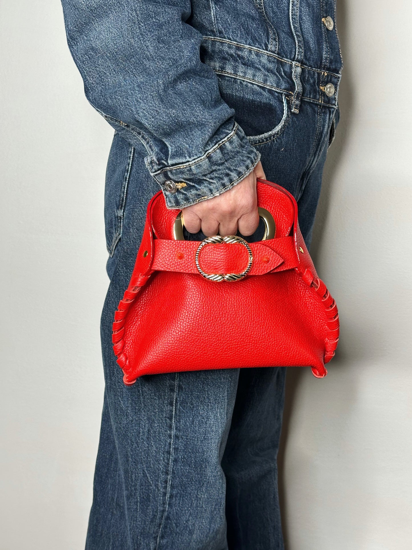 Mini Madeleine Bag in pelle rossa indossata a mano Ruj Heritage
