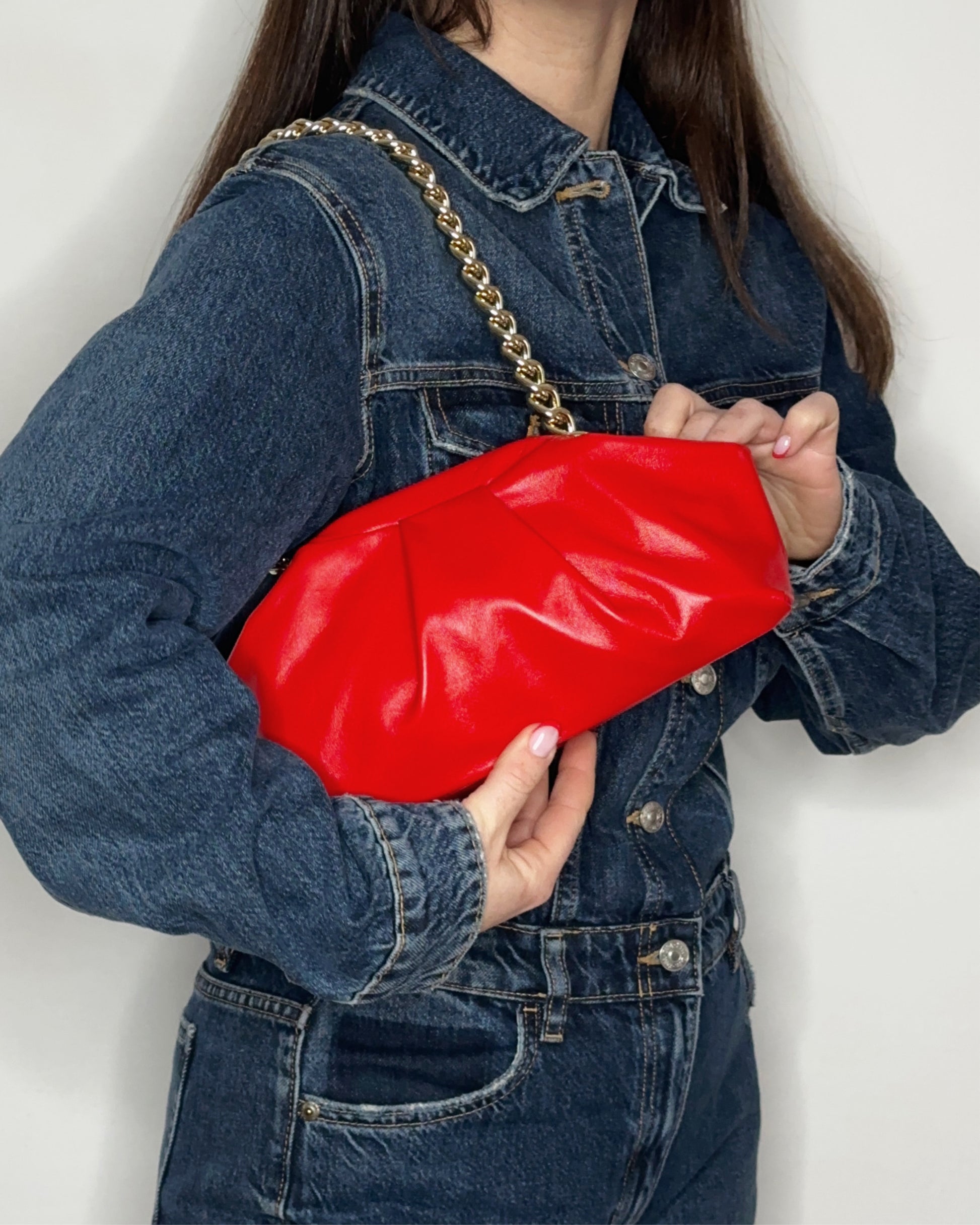 Mini Puffy Bag Rosso Corallo in pelle a spalla indossata Ruj Heritage