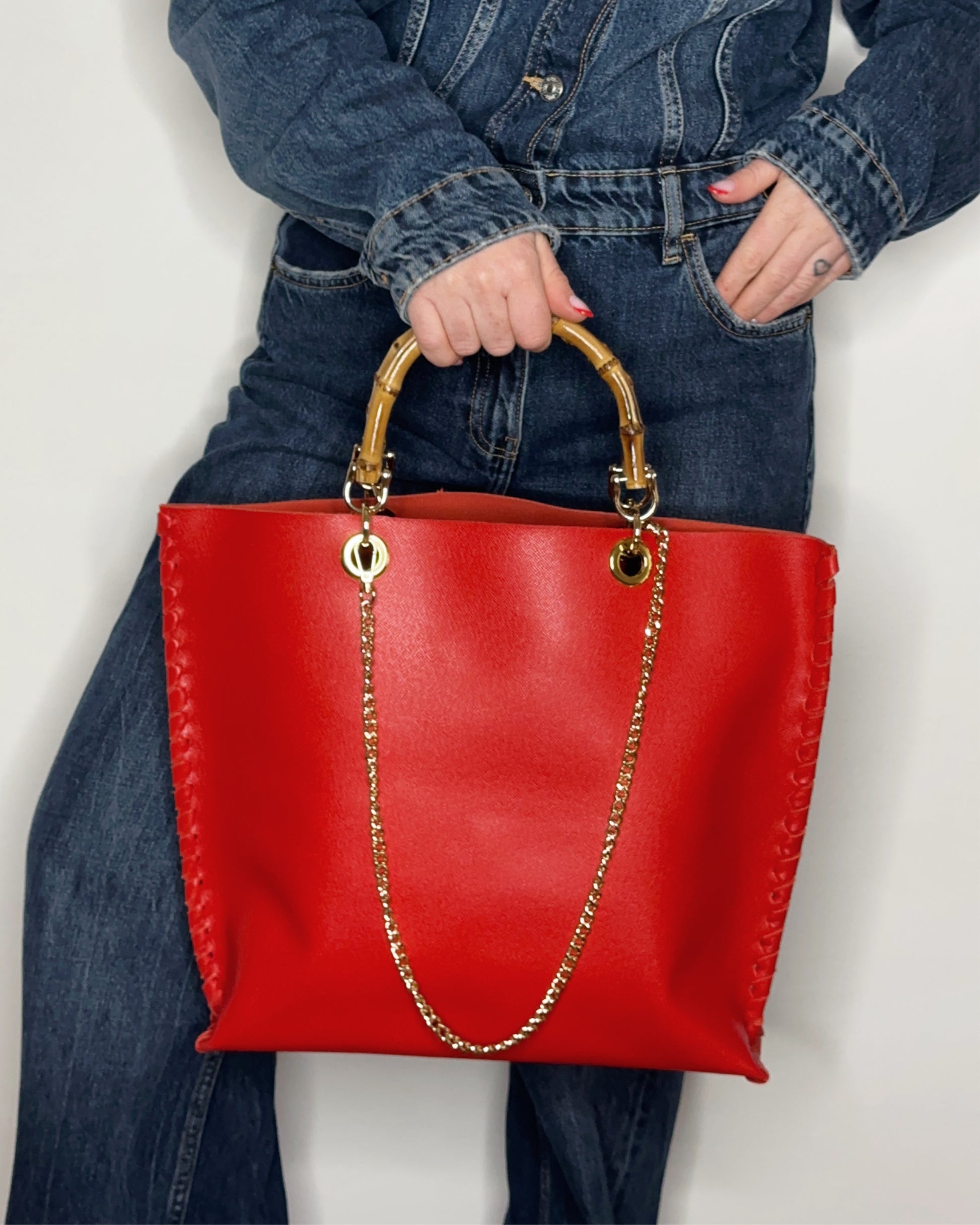 Borsa Picnic rossa in pelle a mano indossata Ruj Heritage