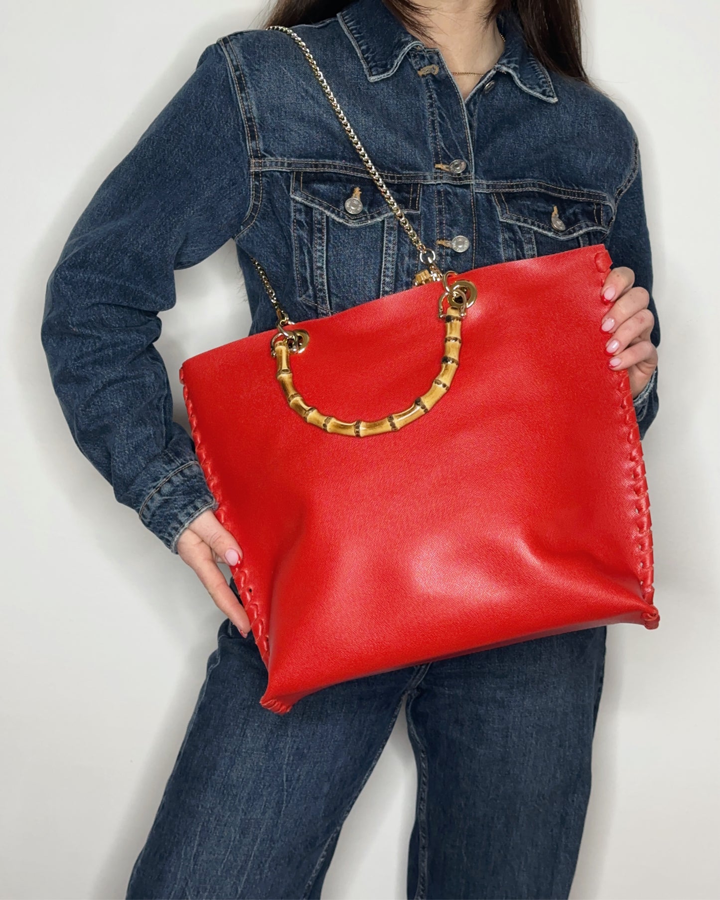 Borsa Picnic rossa in pelle a spalla indossata Ruj Heritage