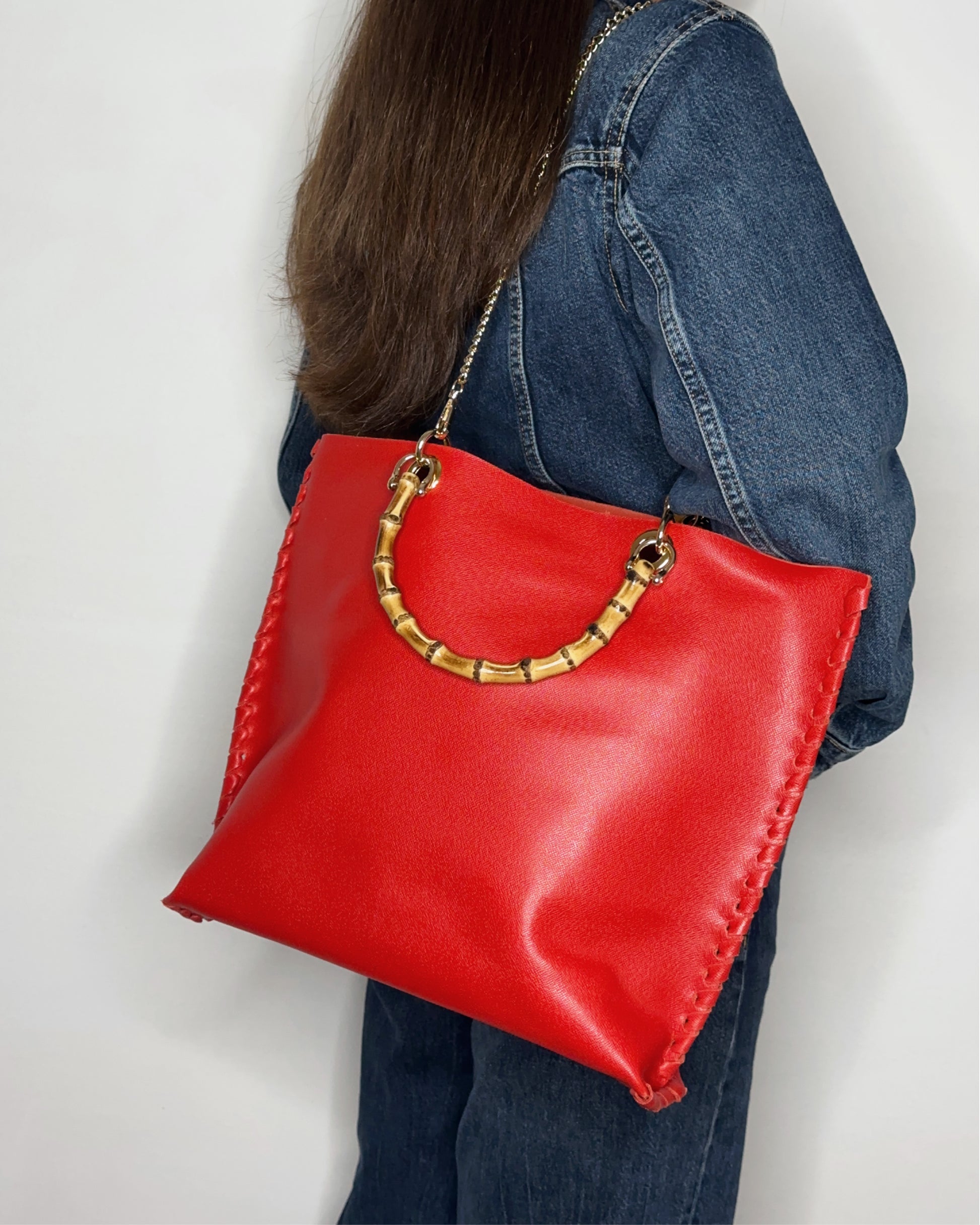 Borsa Picnic rossa in pelle a spalla indossata retro Ruj Heritage