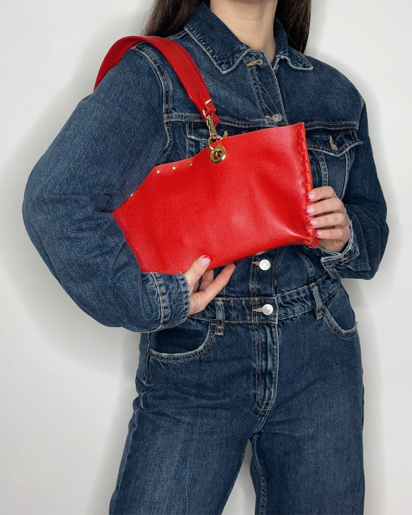 Borsa Mini Picnic rosso in pelle indossata a spalla Ruj Heritage