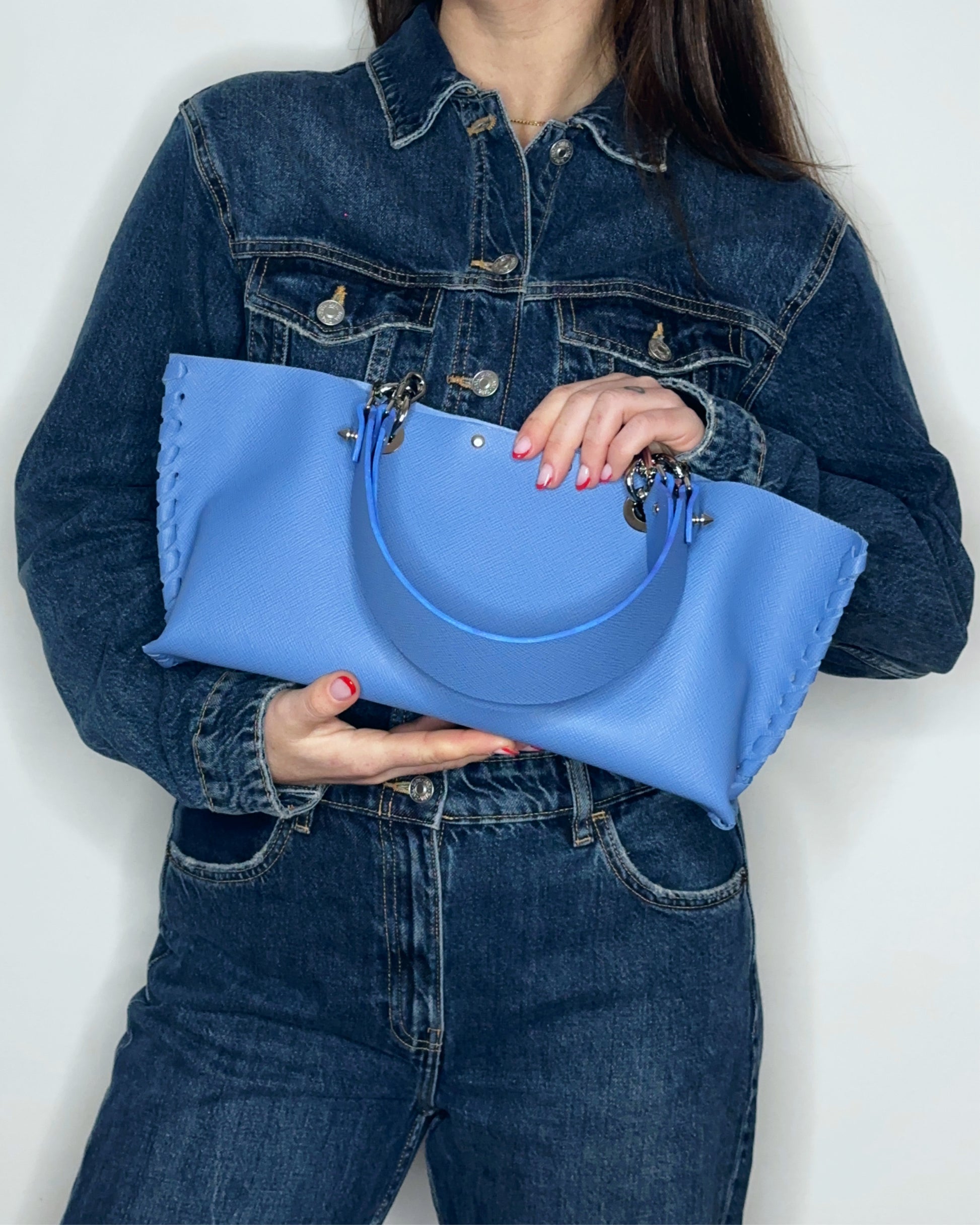 Borsa Mini Picnic celeste in pelle indossata fronte Ruj Heritage