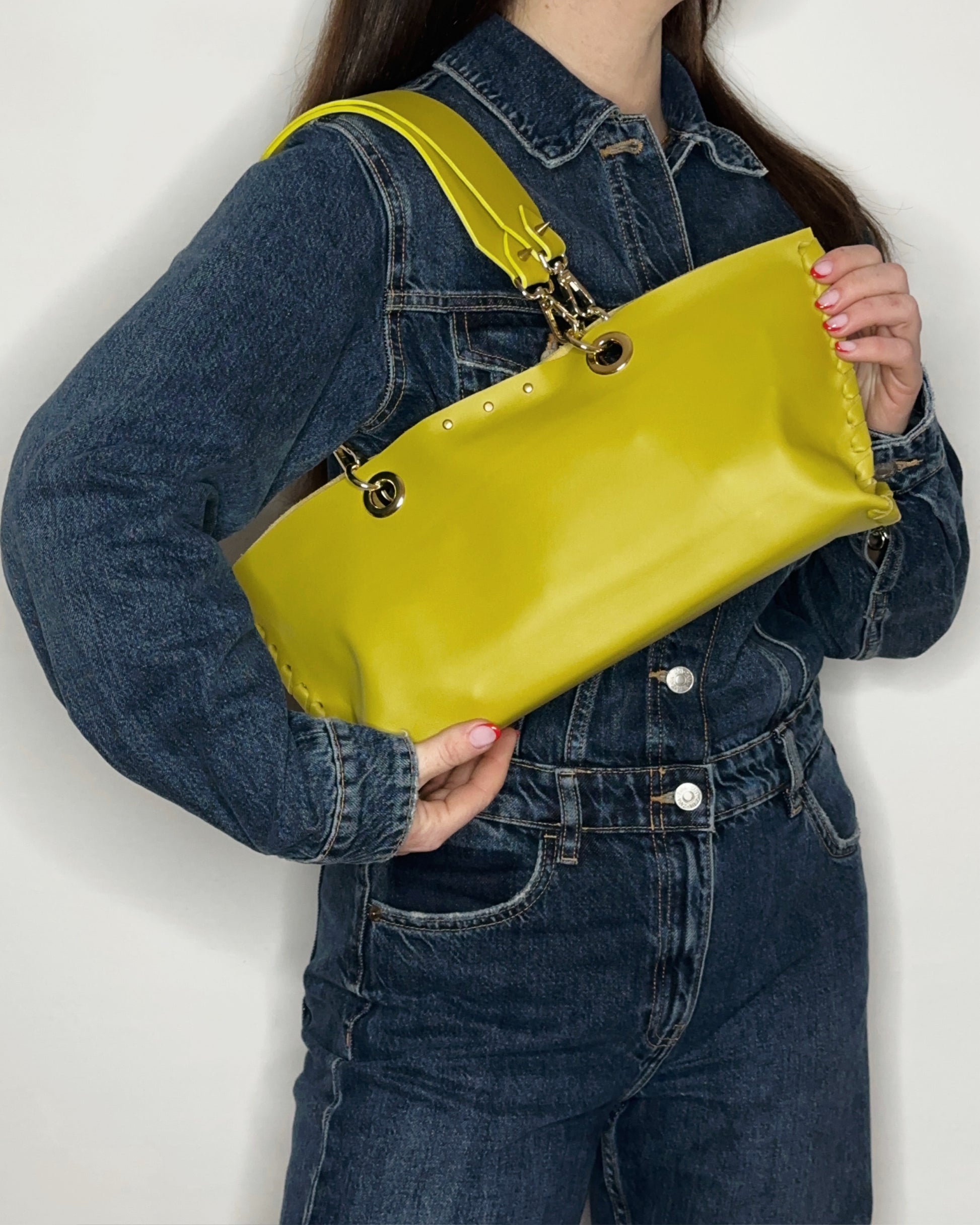 Borsa Mini Picnic Lime in pelle indossata a spalla Ruj Heritage
