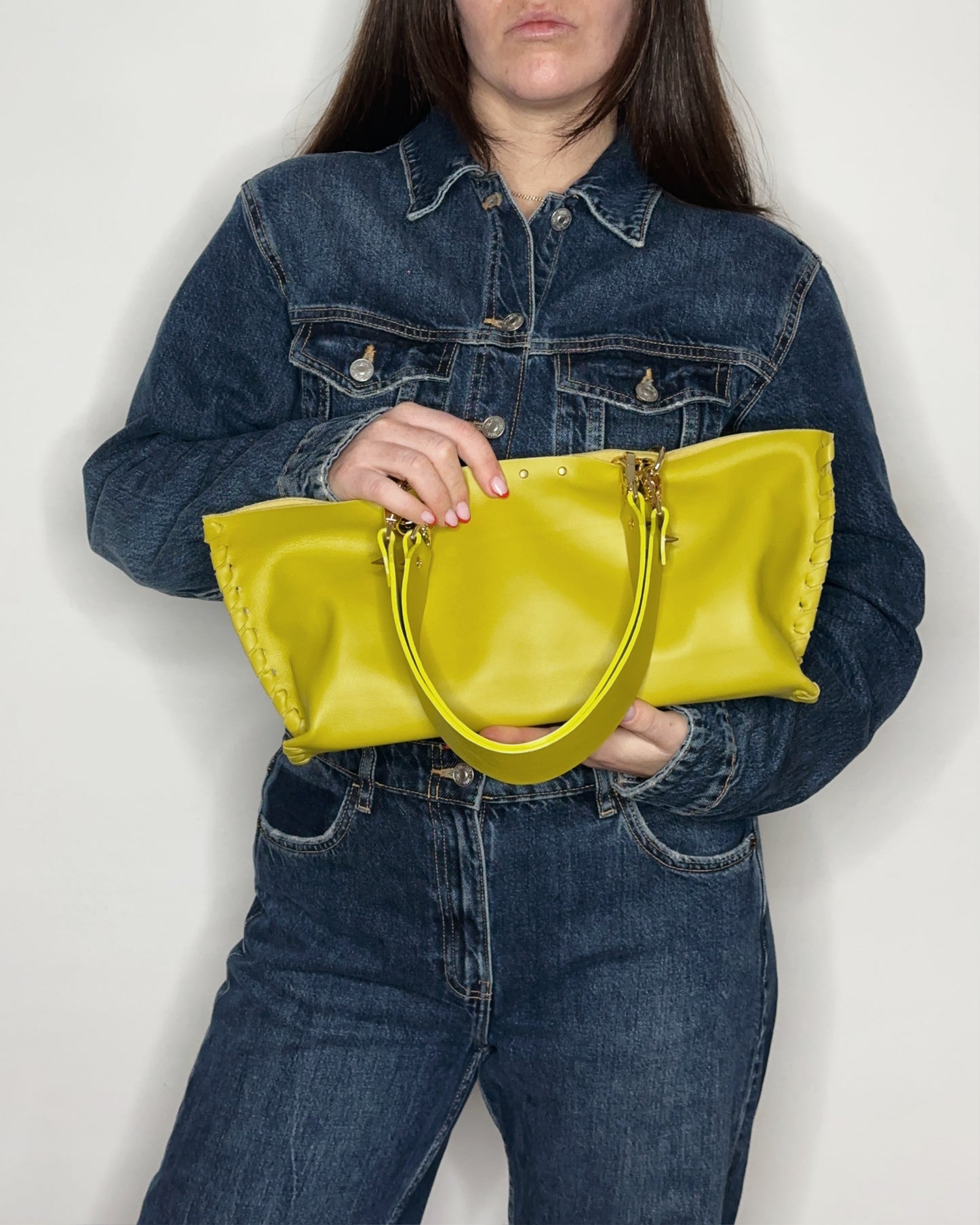 Borsa Mini Picnic Lime in pelle indossata appogiata Ruj Heritage