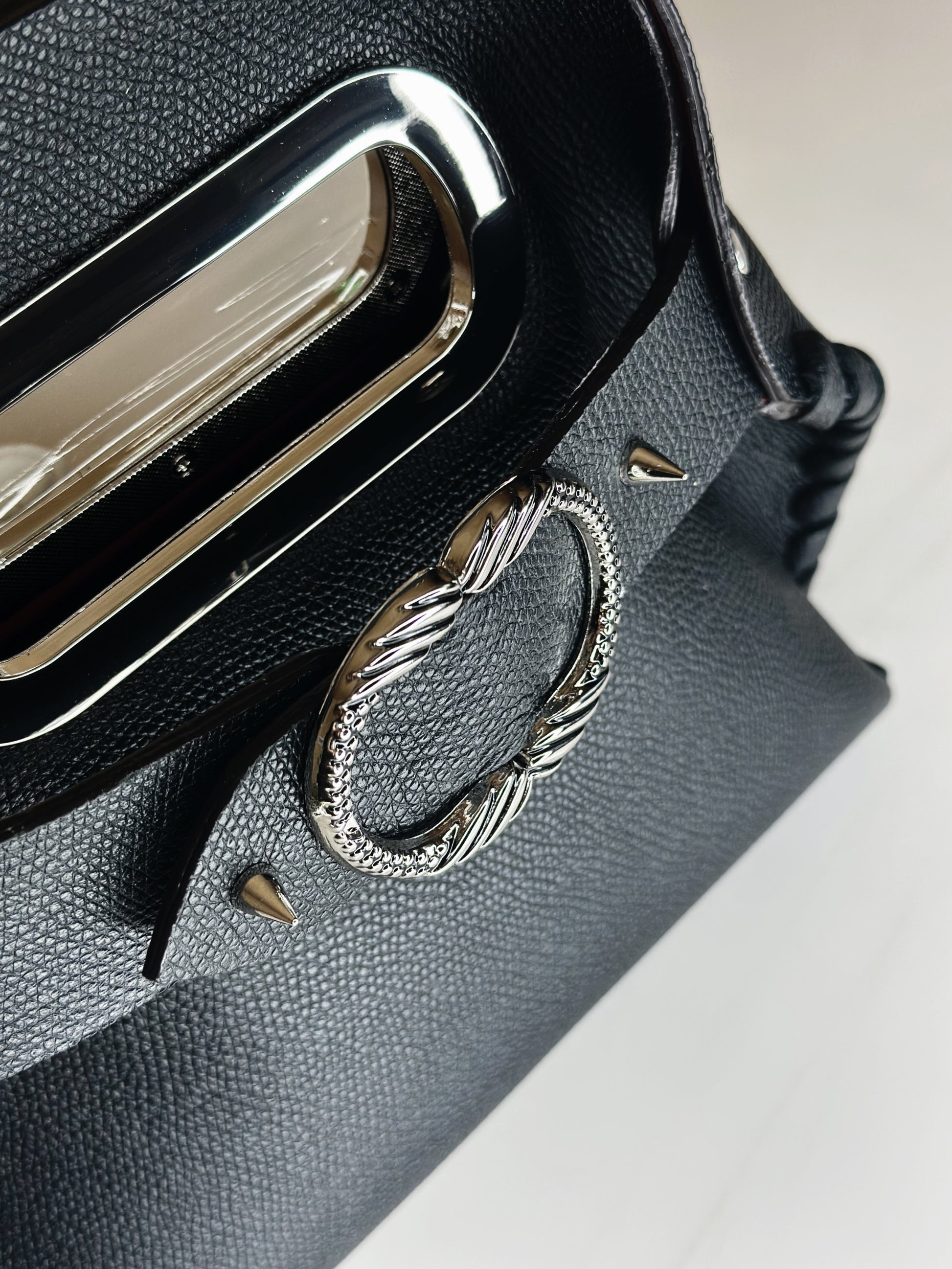Mini Madeleine Bag Black in pelle dettaglio Ruj Heritage