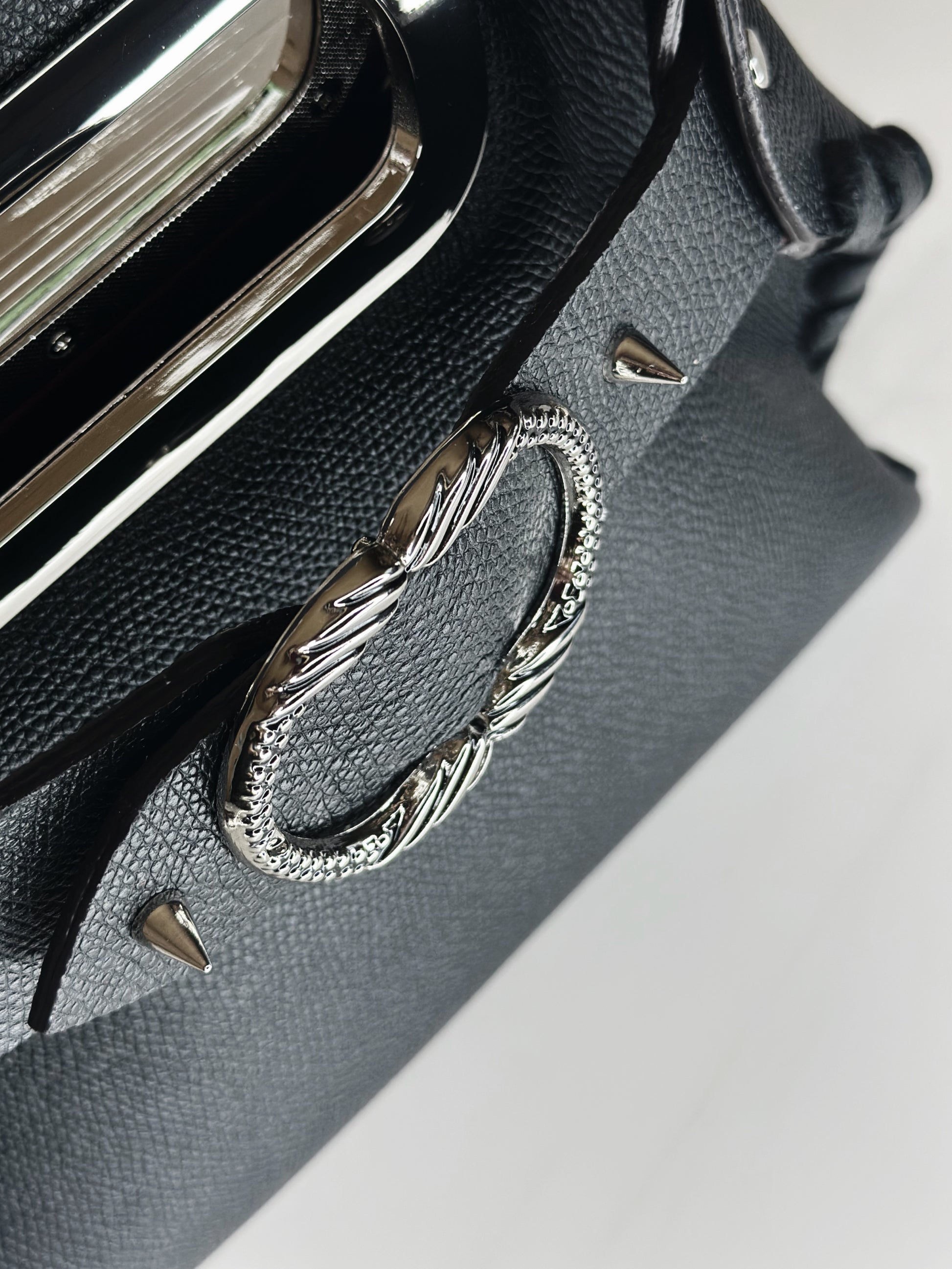 Mini Madeleine Bag Black in pelle borsa a mano dettaglio fibbia Ruj Heritage